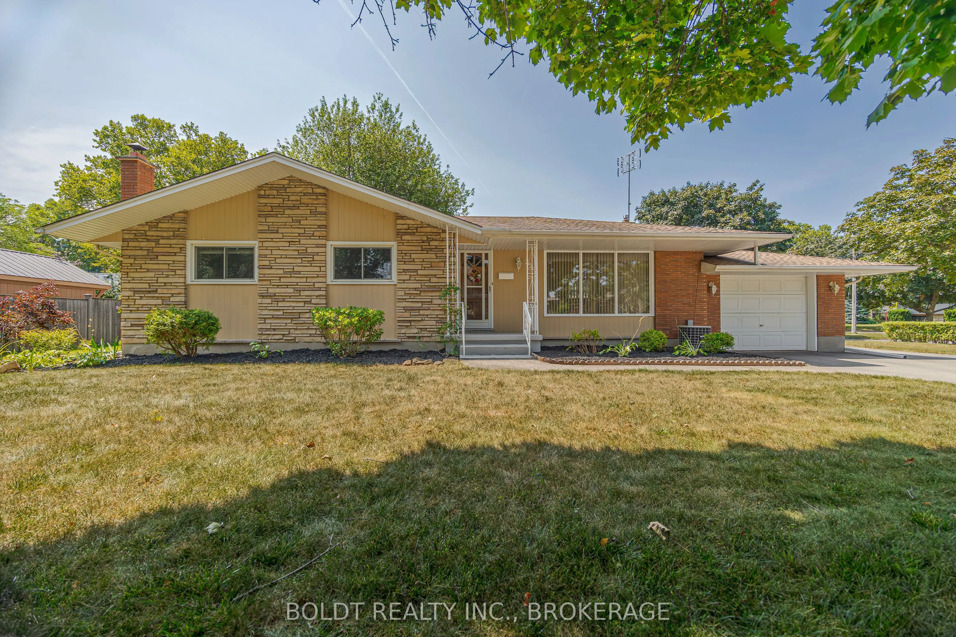 25 Lockview Crescent