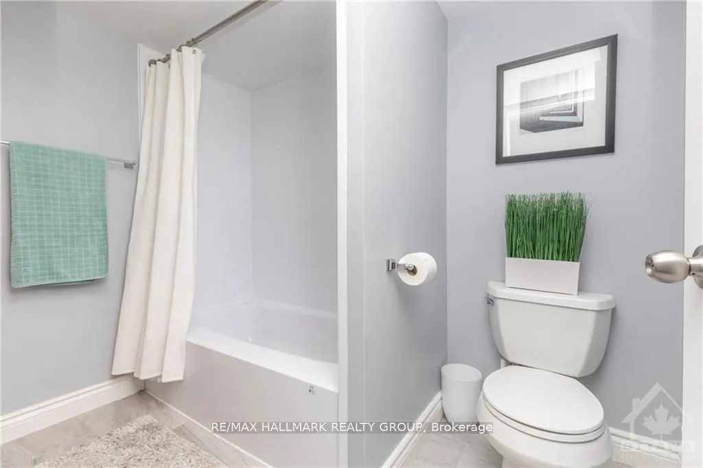 475 Laurier Street W, #205
