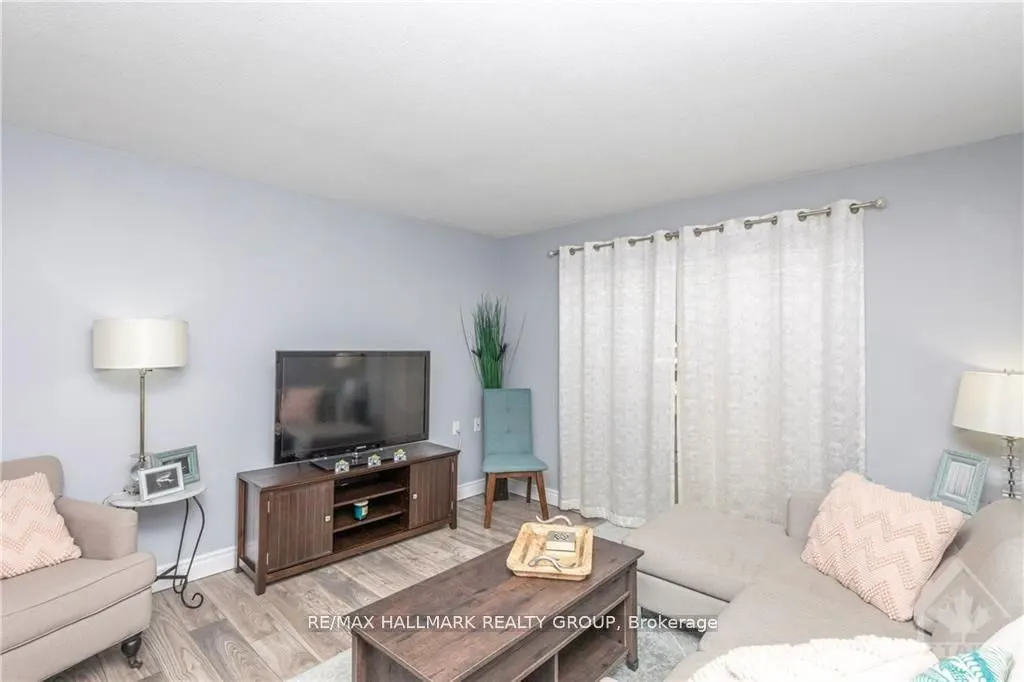 475 Laurier Street W, #205