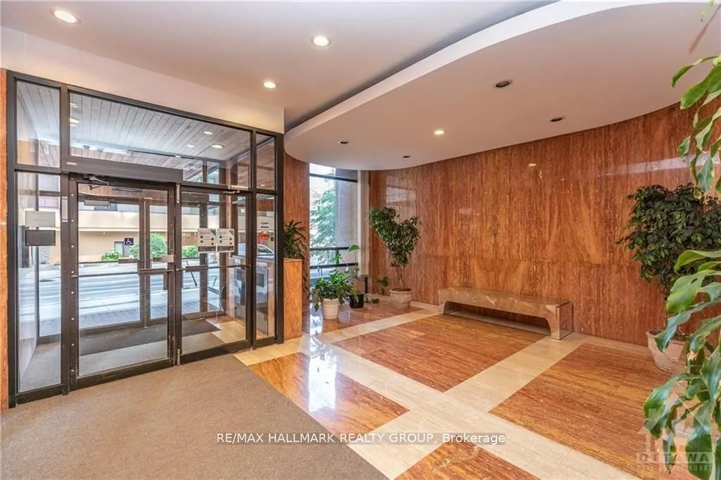 475 Laurier Street W, #205