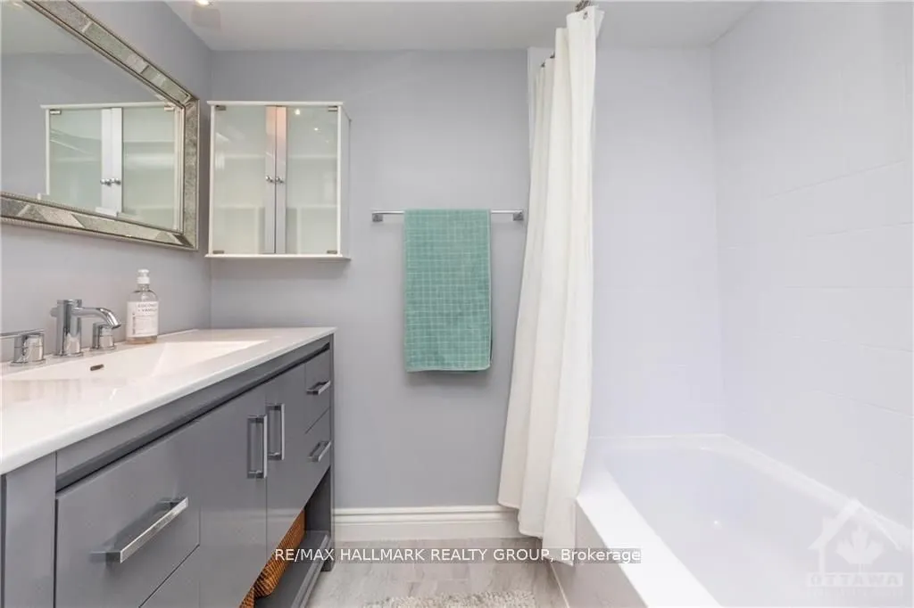 475 Laurier Street W, #205