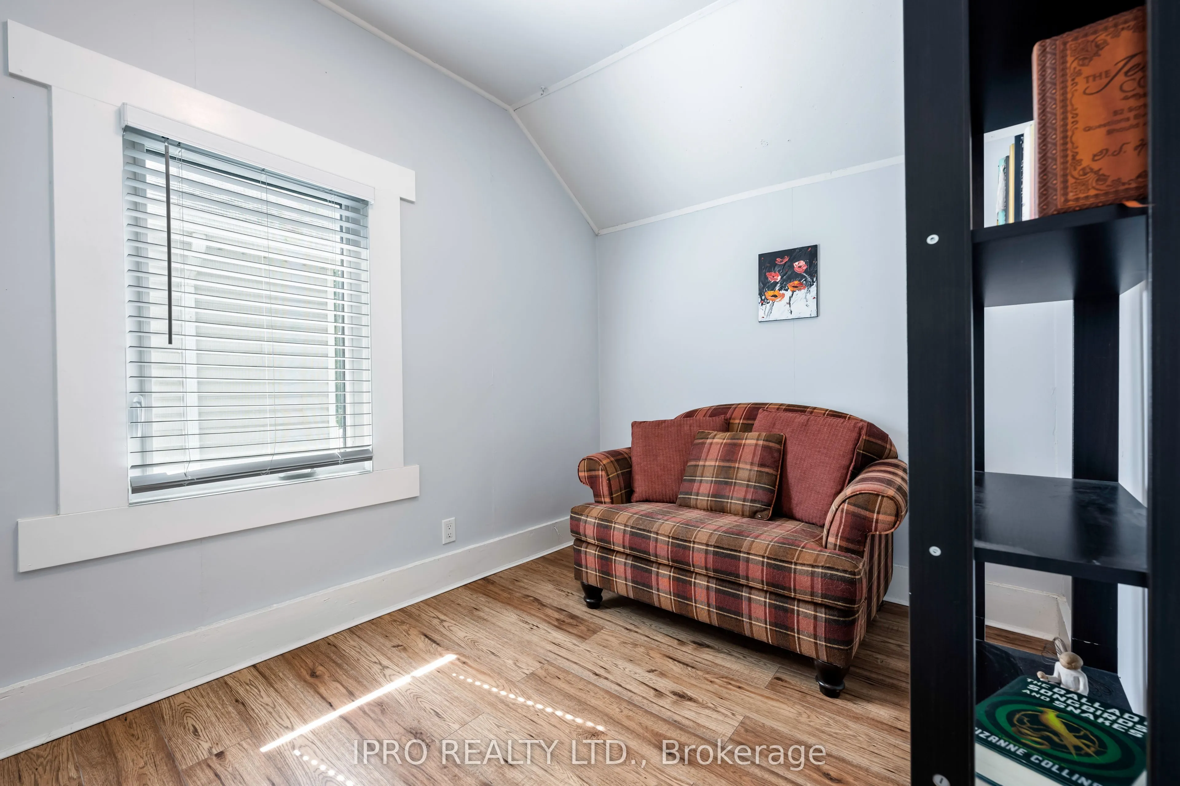 217 Main Street W