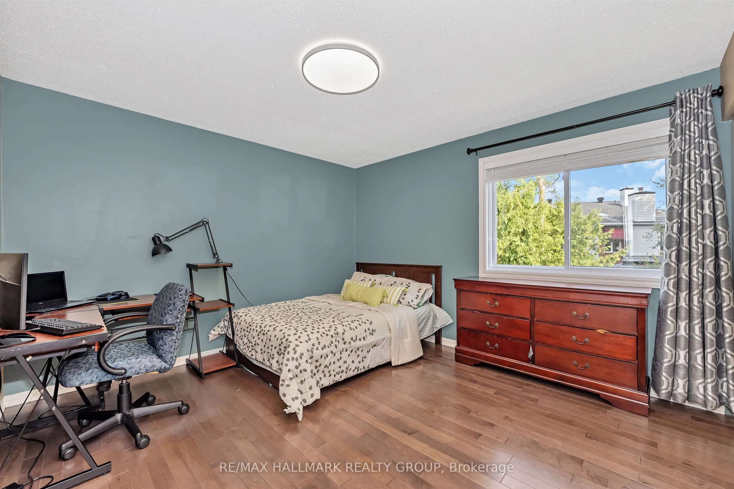 16 Hawley Crescent