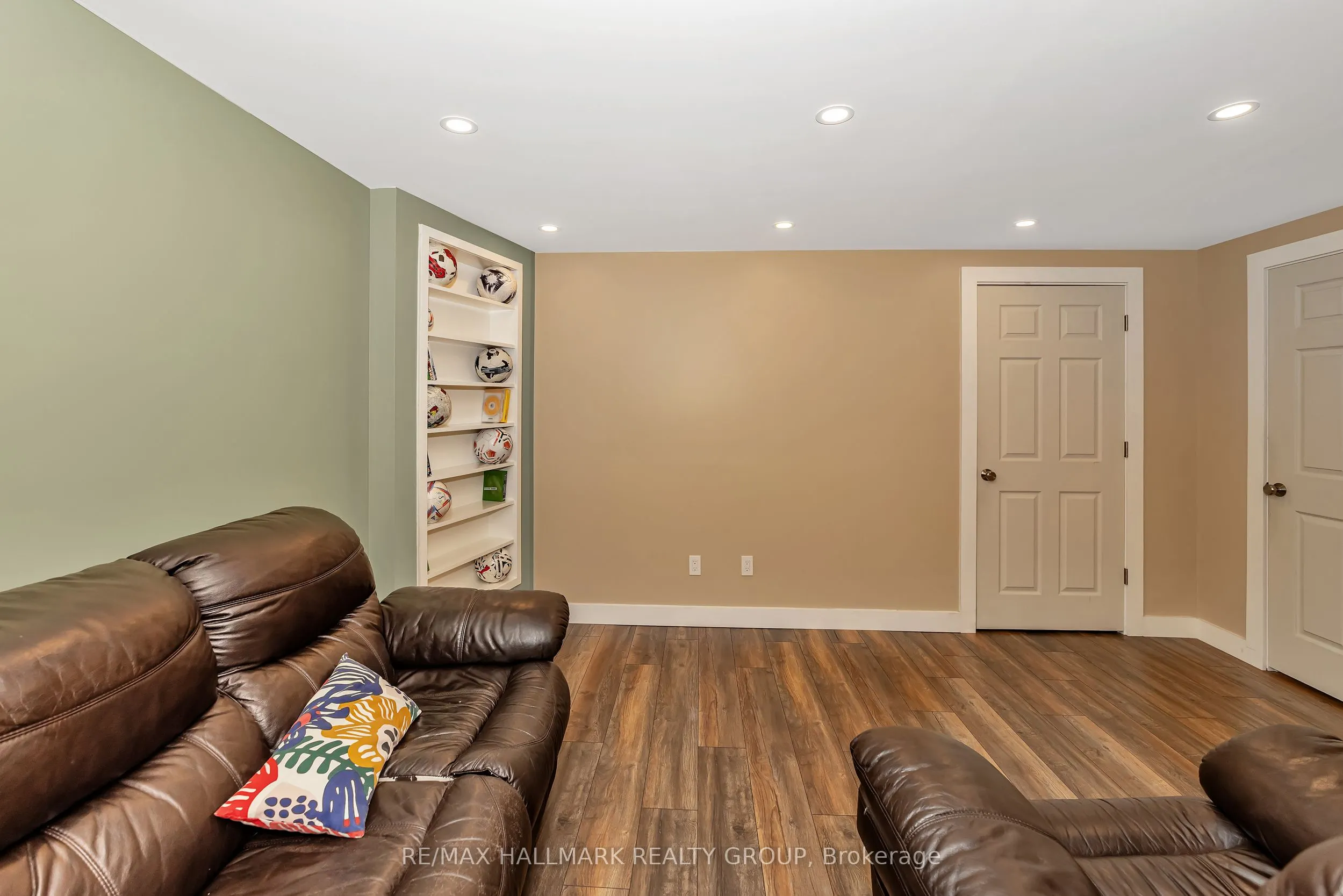 16 Hawley Crescent