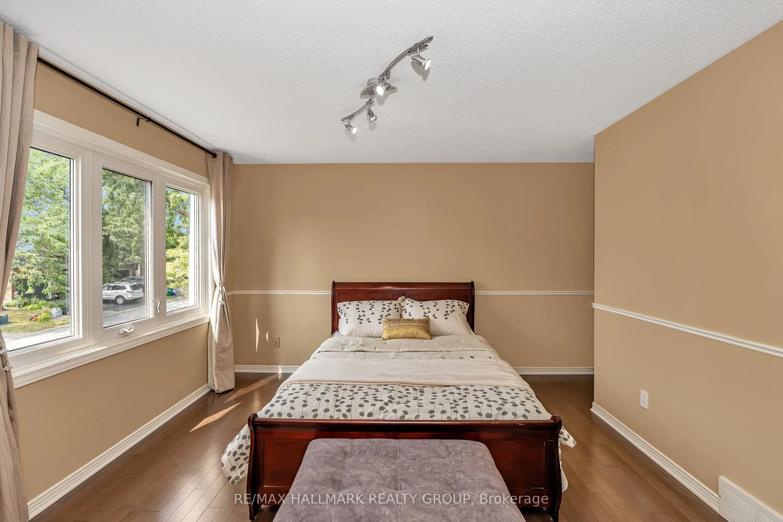 16 Hawley Crescent