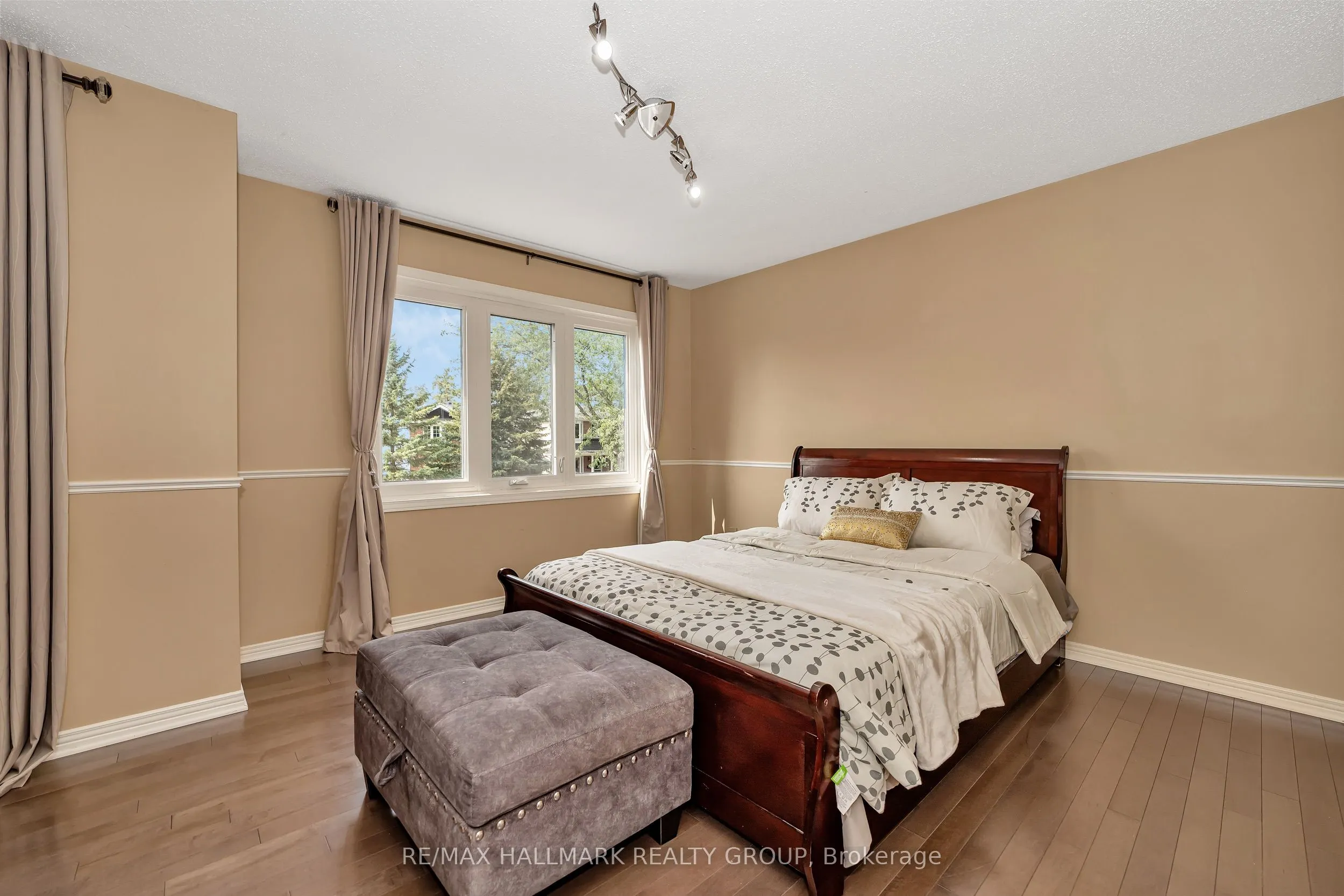 16 Hawley Crescent