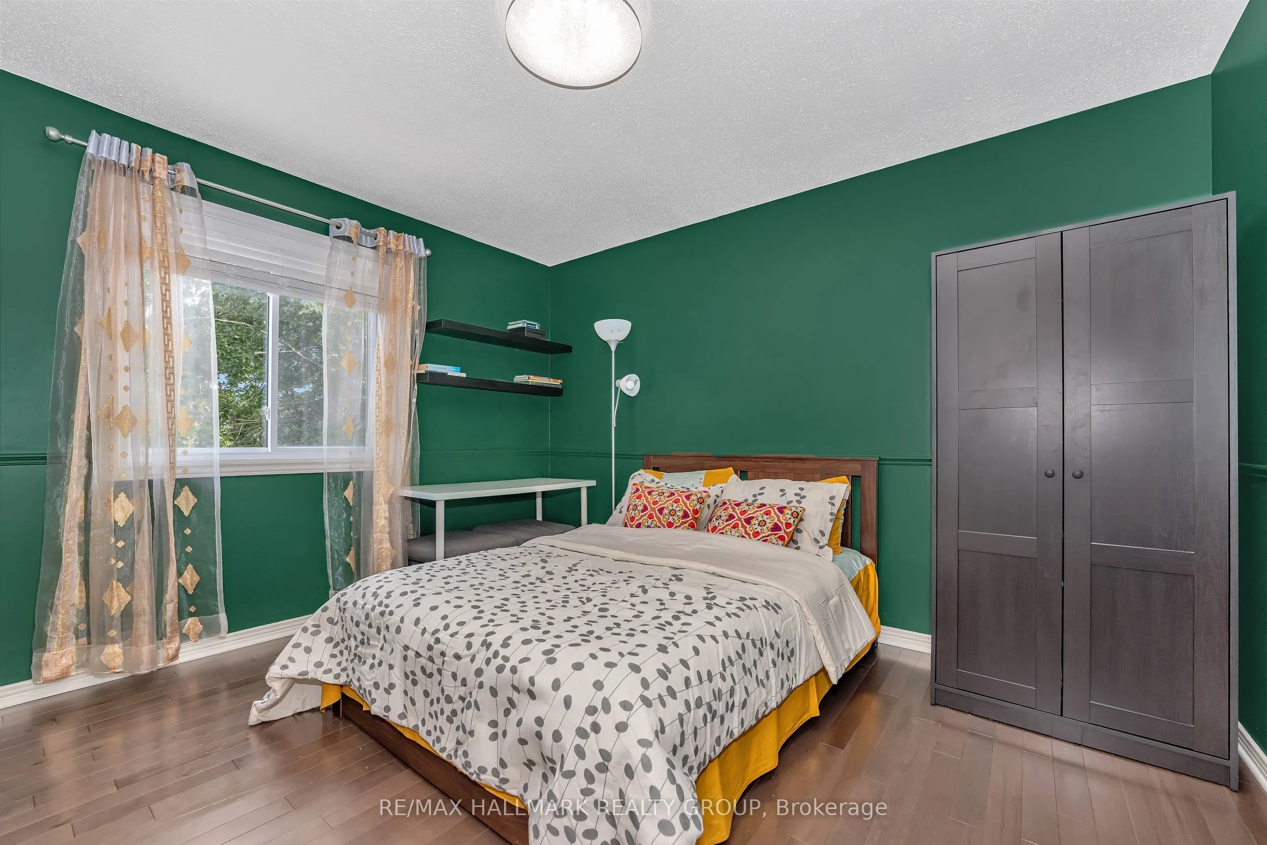 16 Hawley Crescent