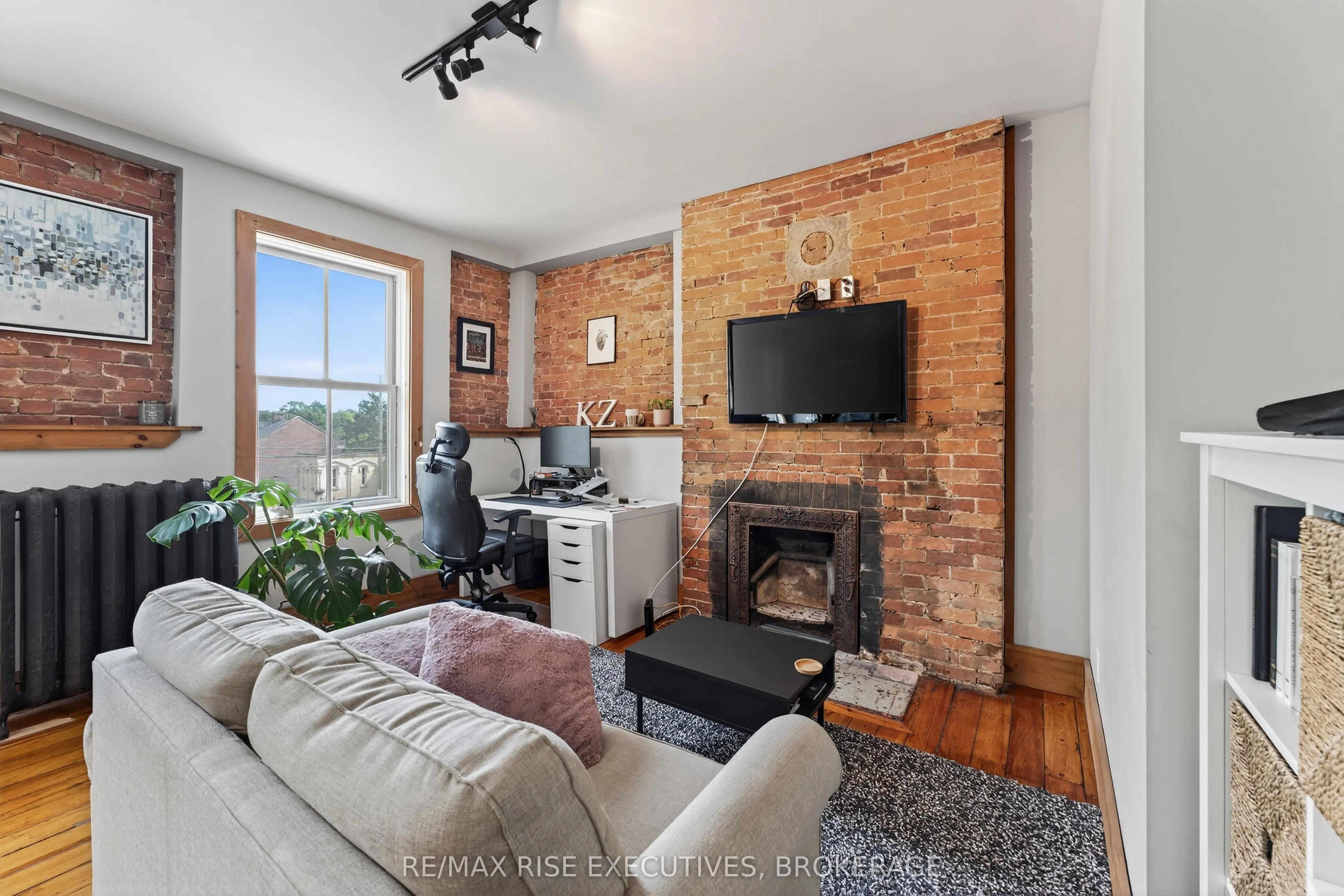 160 King Street E