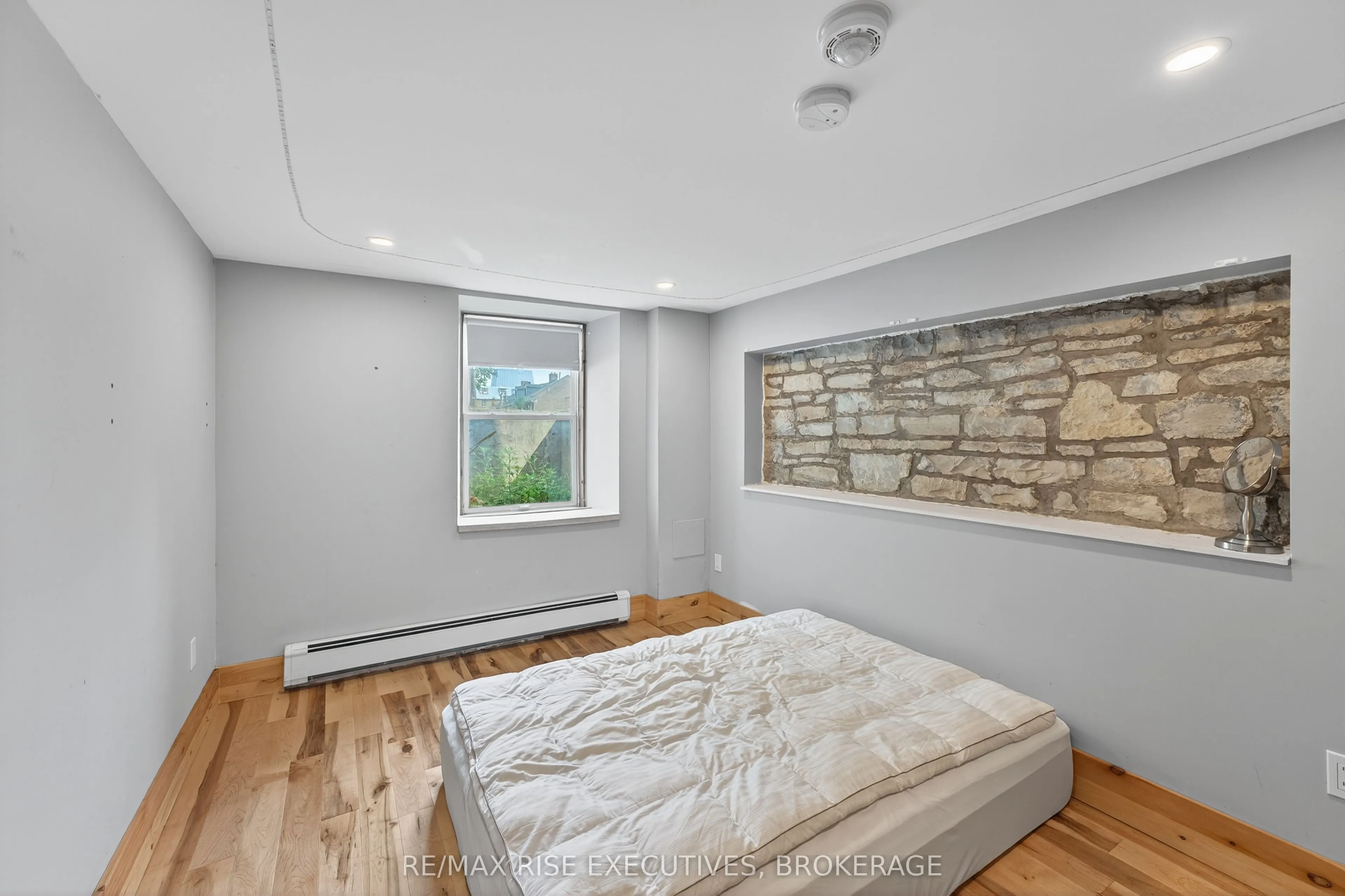 160 King Street E