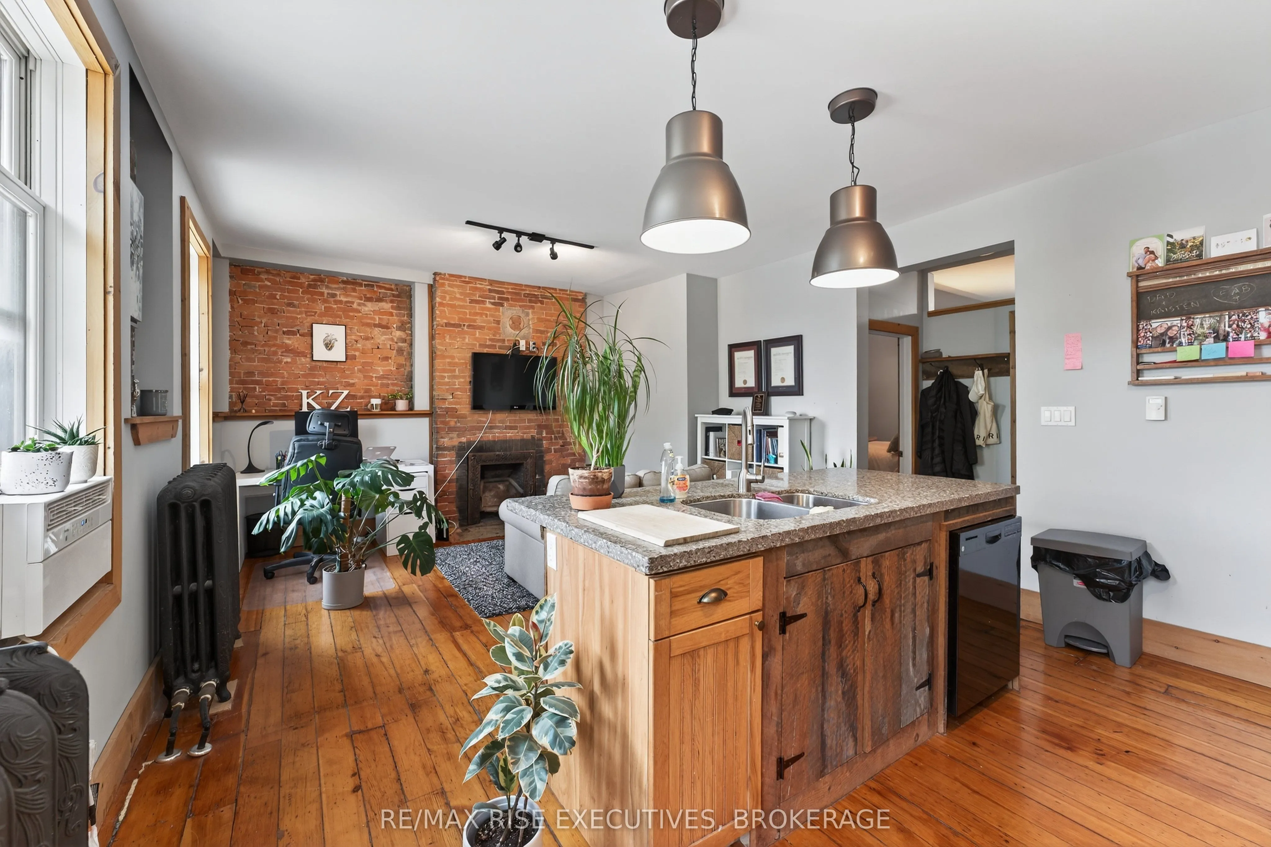 160 King Street E