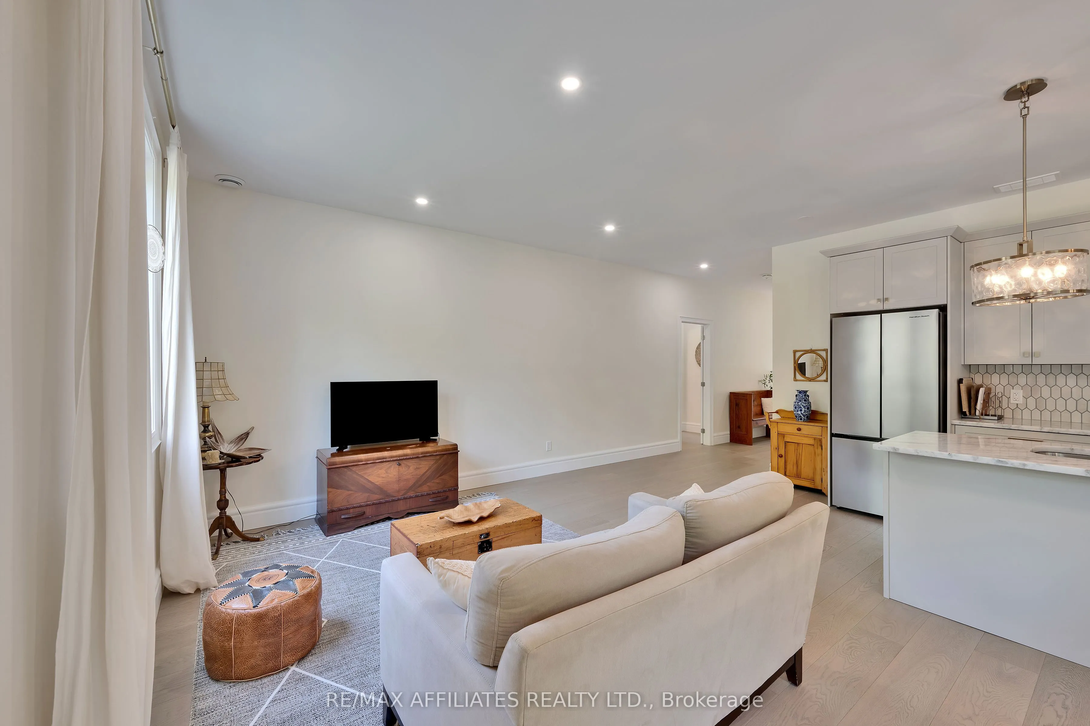 8 Simcoe Street