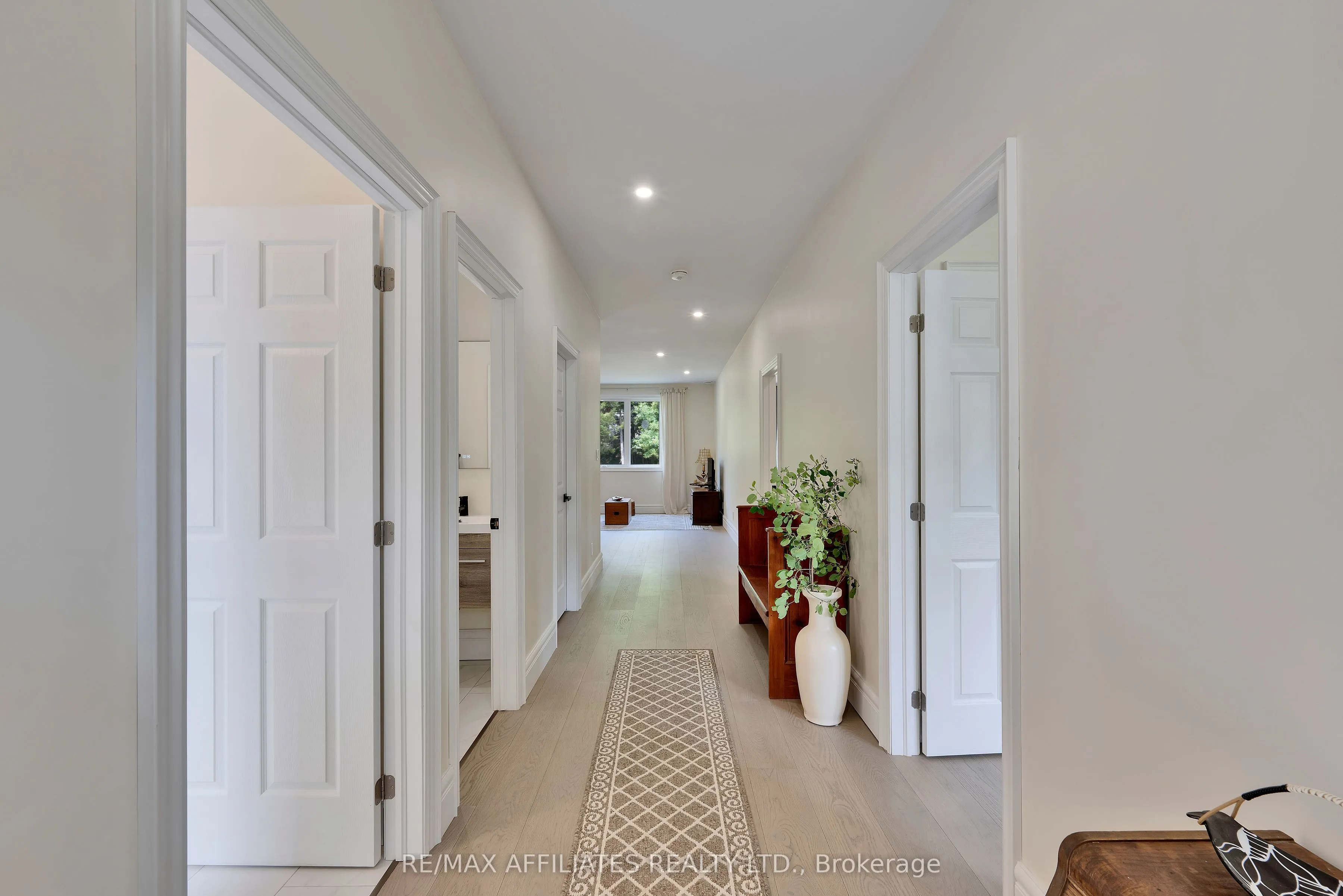 8 Simcoe Street
