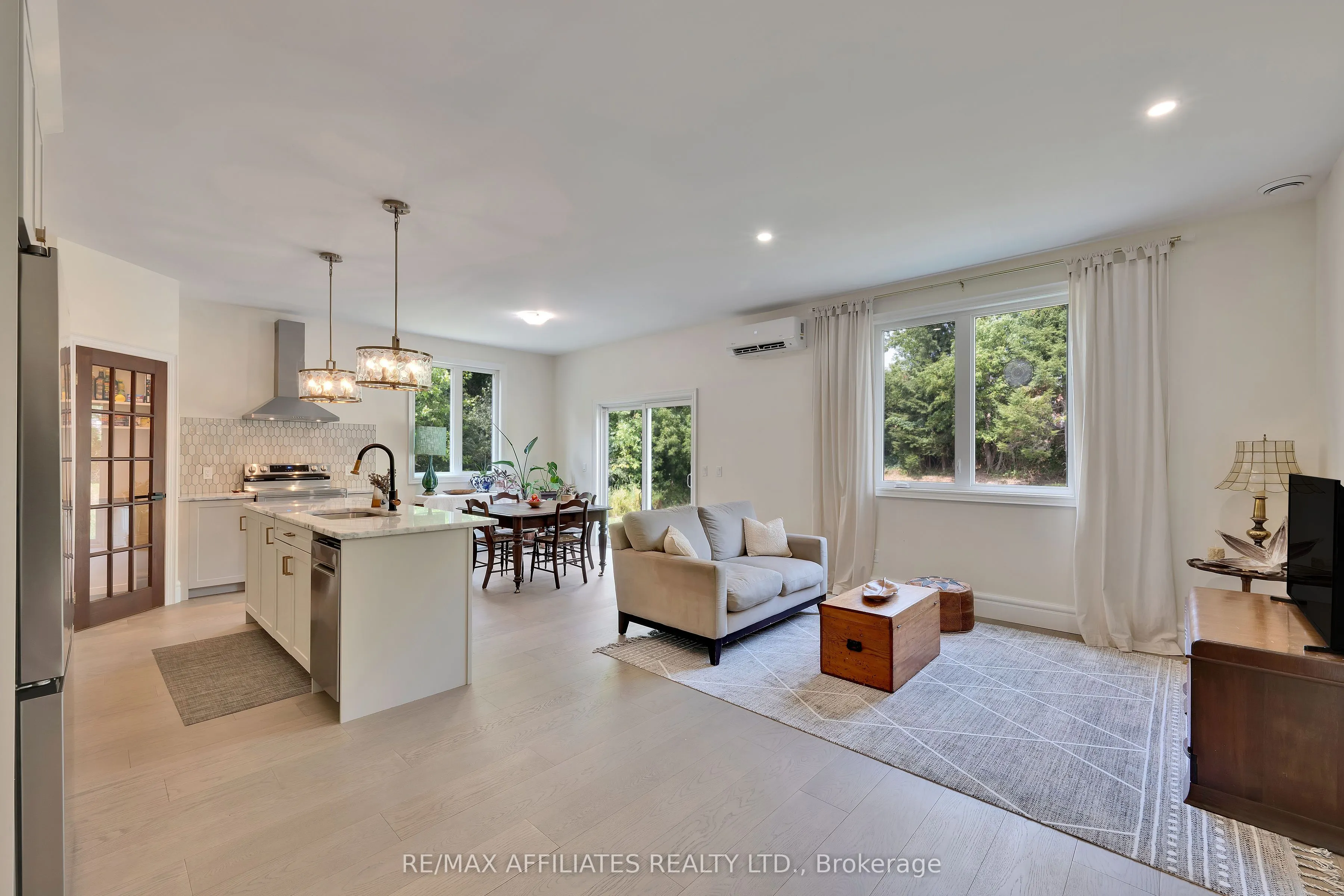 8 Simcoe Street