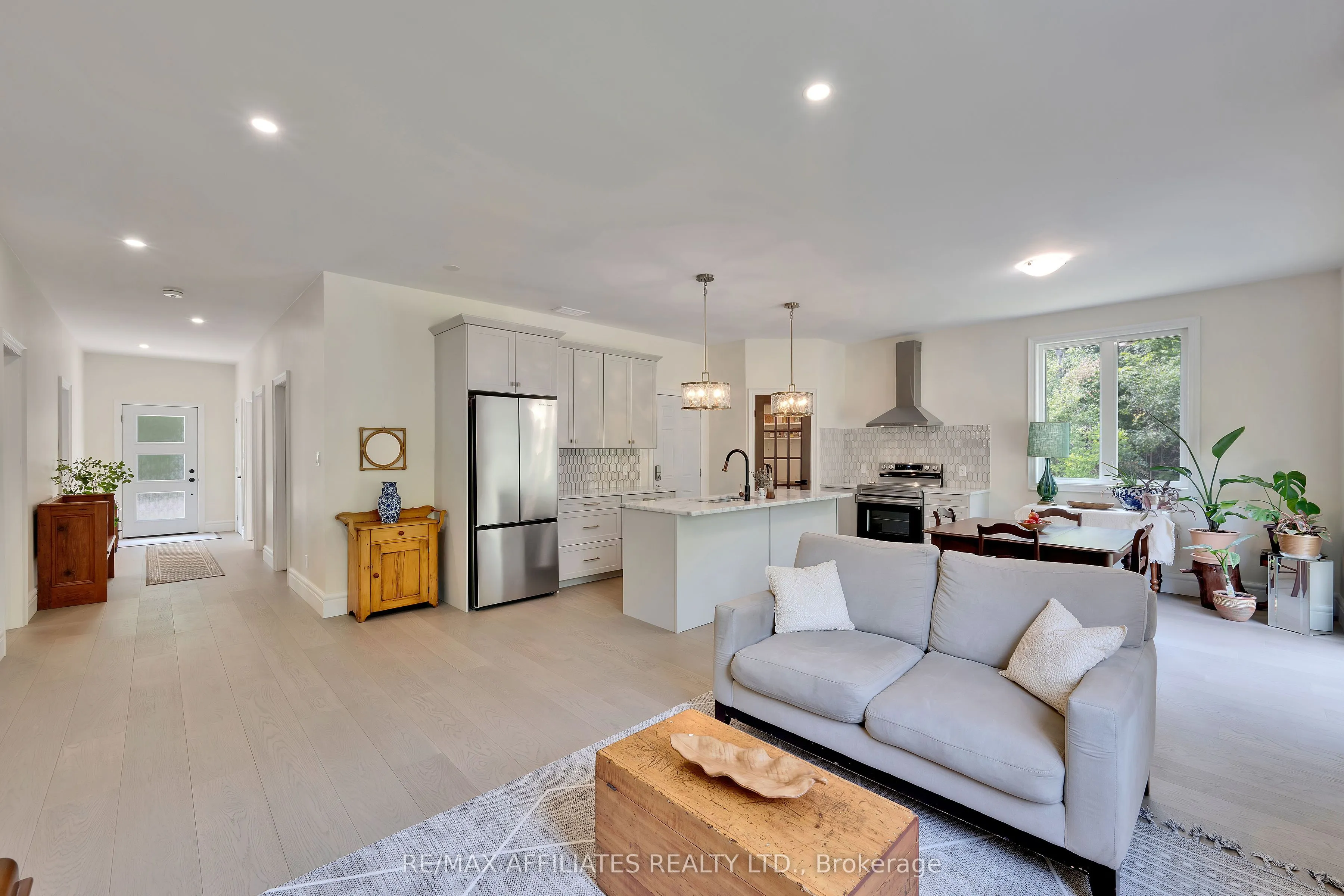 8 Simcoe Street