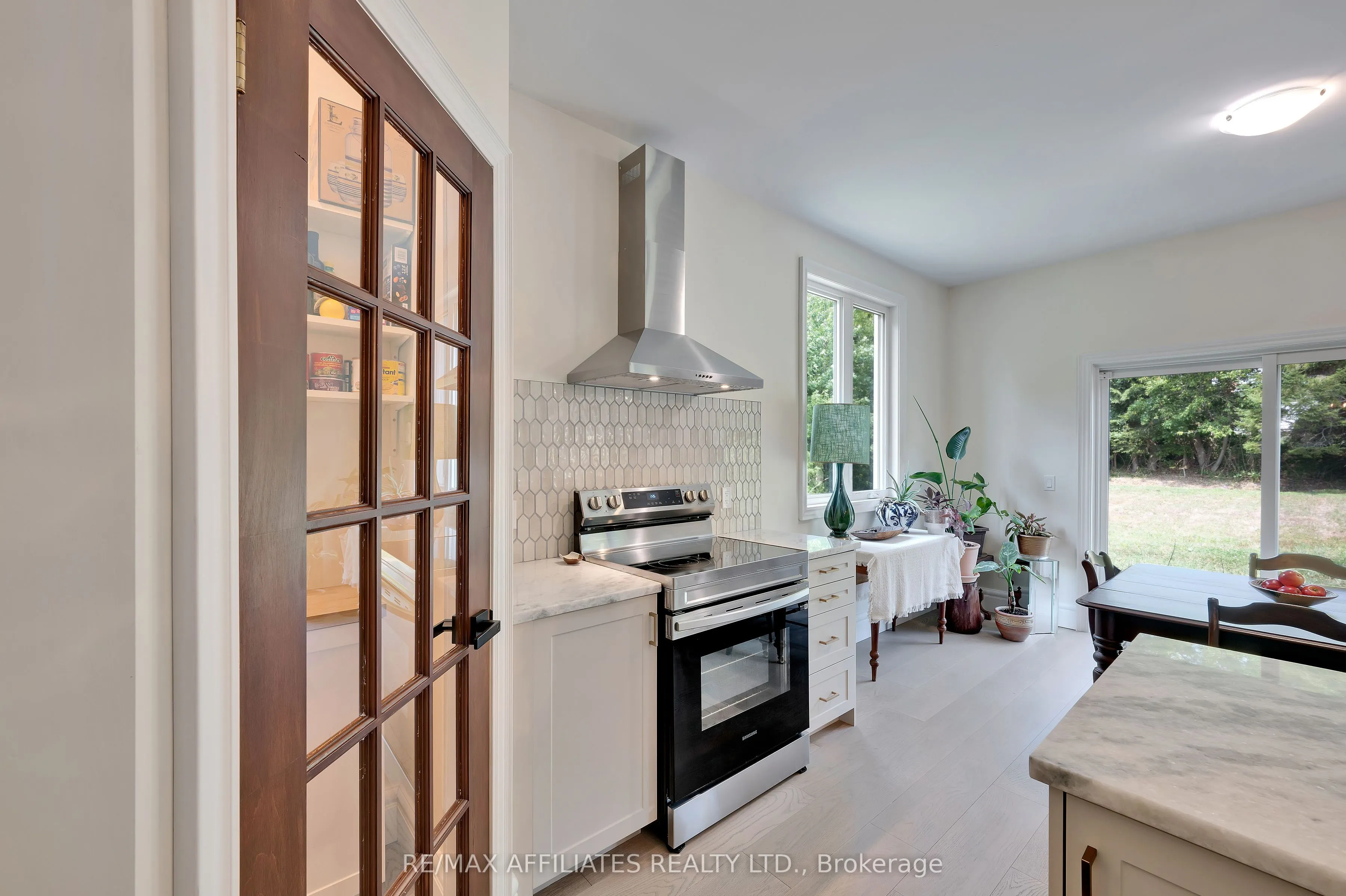 8 Simcoe Street