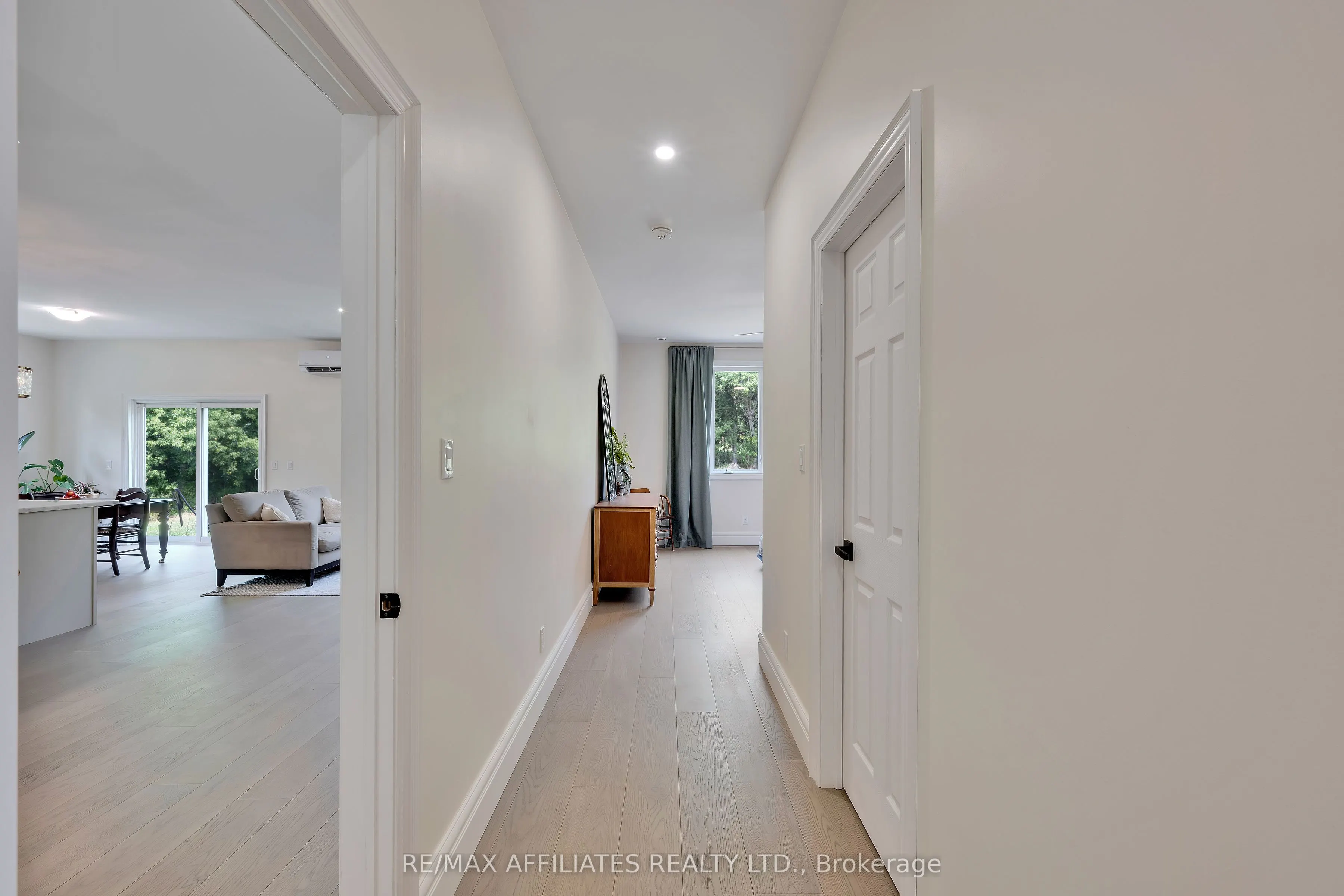 8 Simcoe Street