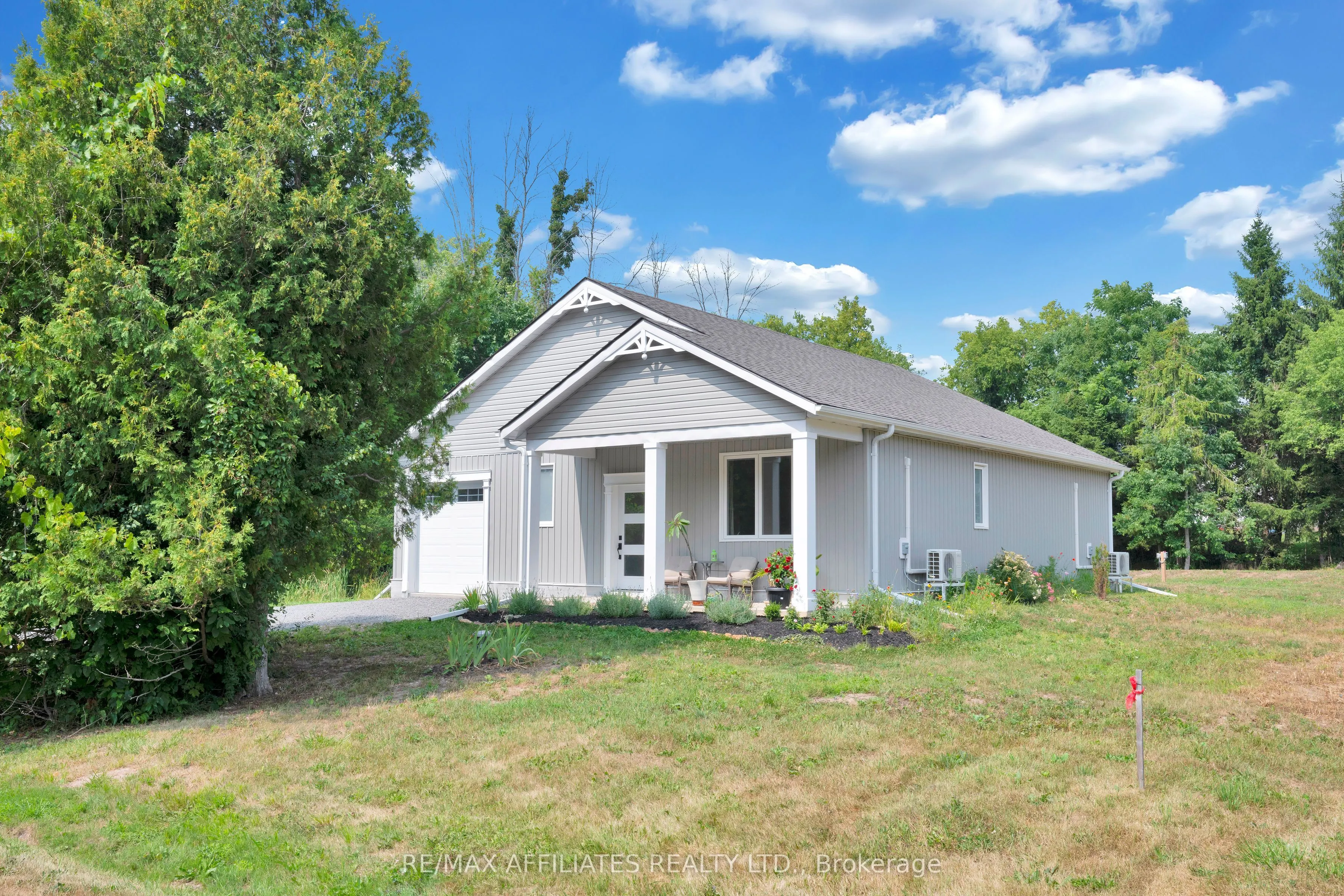 8 Simcoe Street