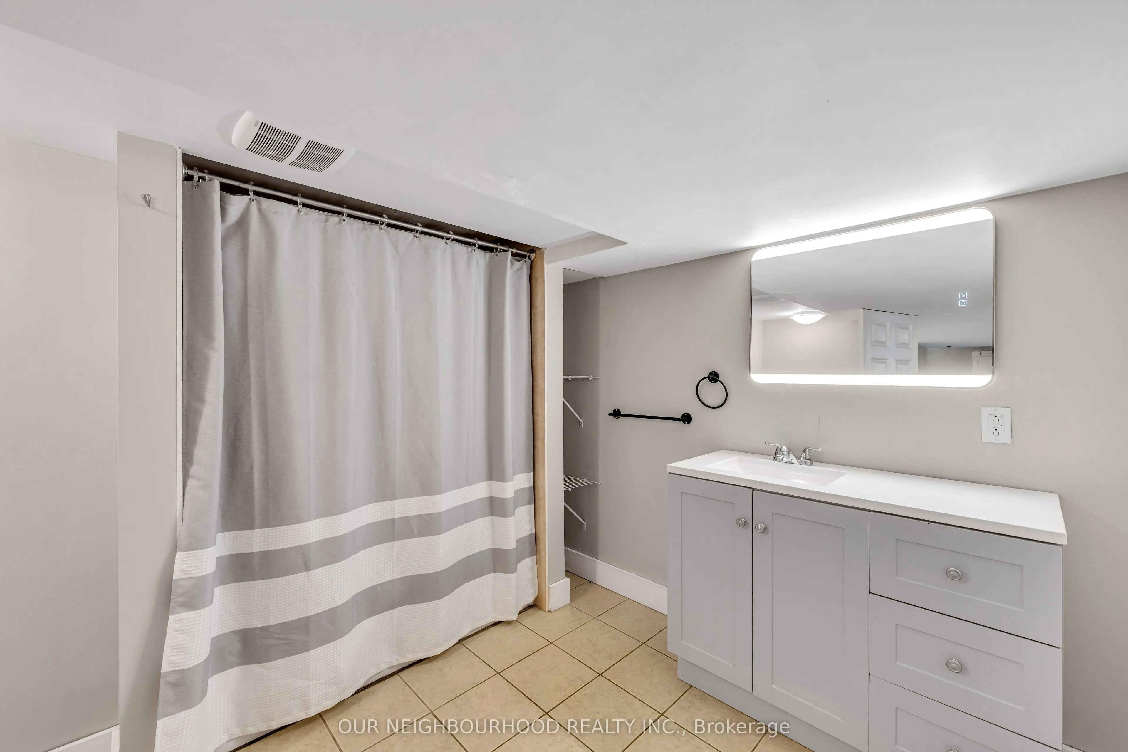 538 Shirley Street, #B