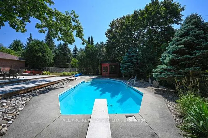 1144 Rideau Bend Crescent