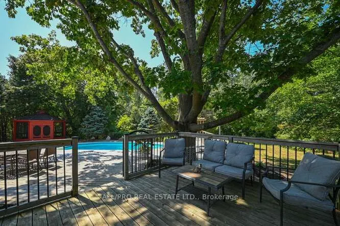 1144 Rideau Bend Crescent
