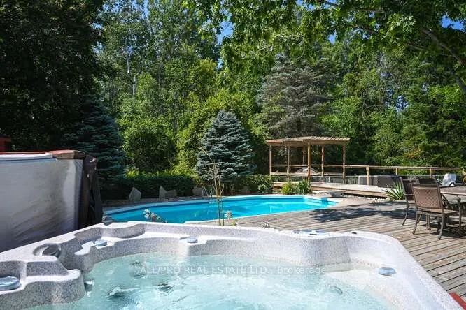 1144 Rideau Bend Crescent