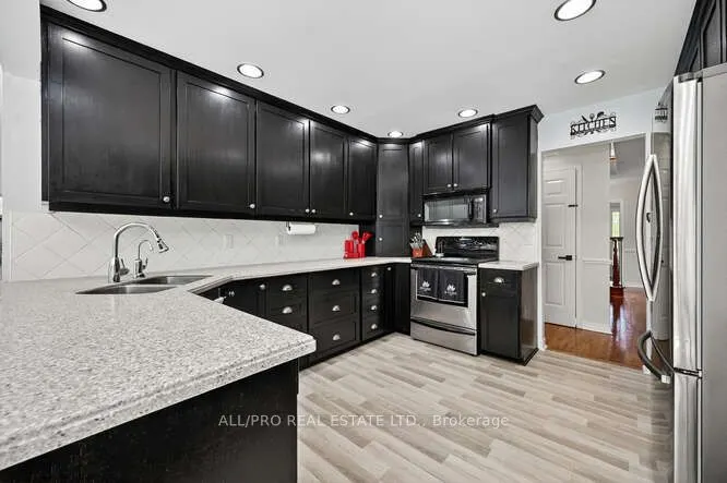 1144 Rideau Bend Crescent