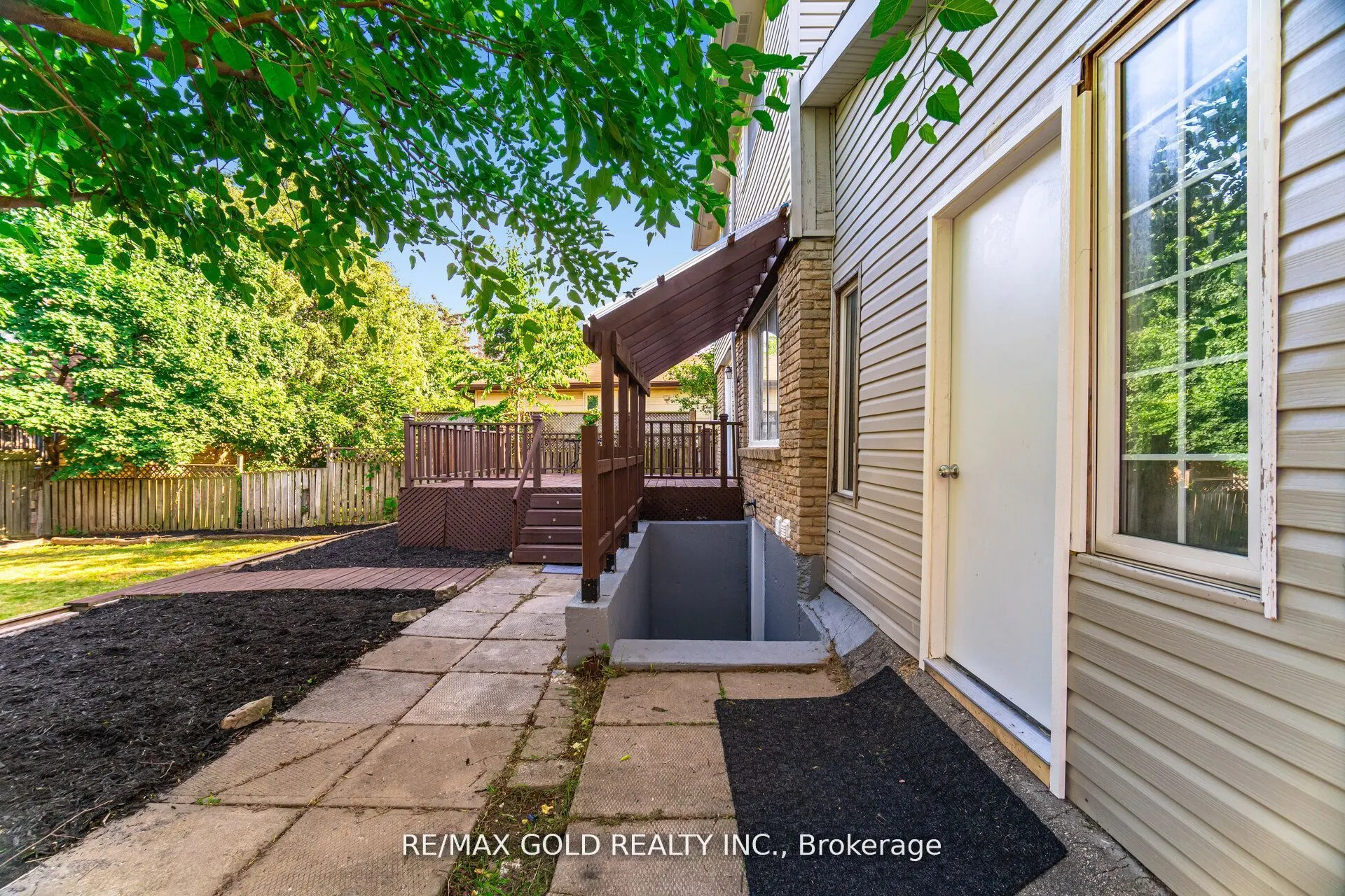 212 Cedarwoods Crescent