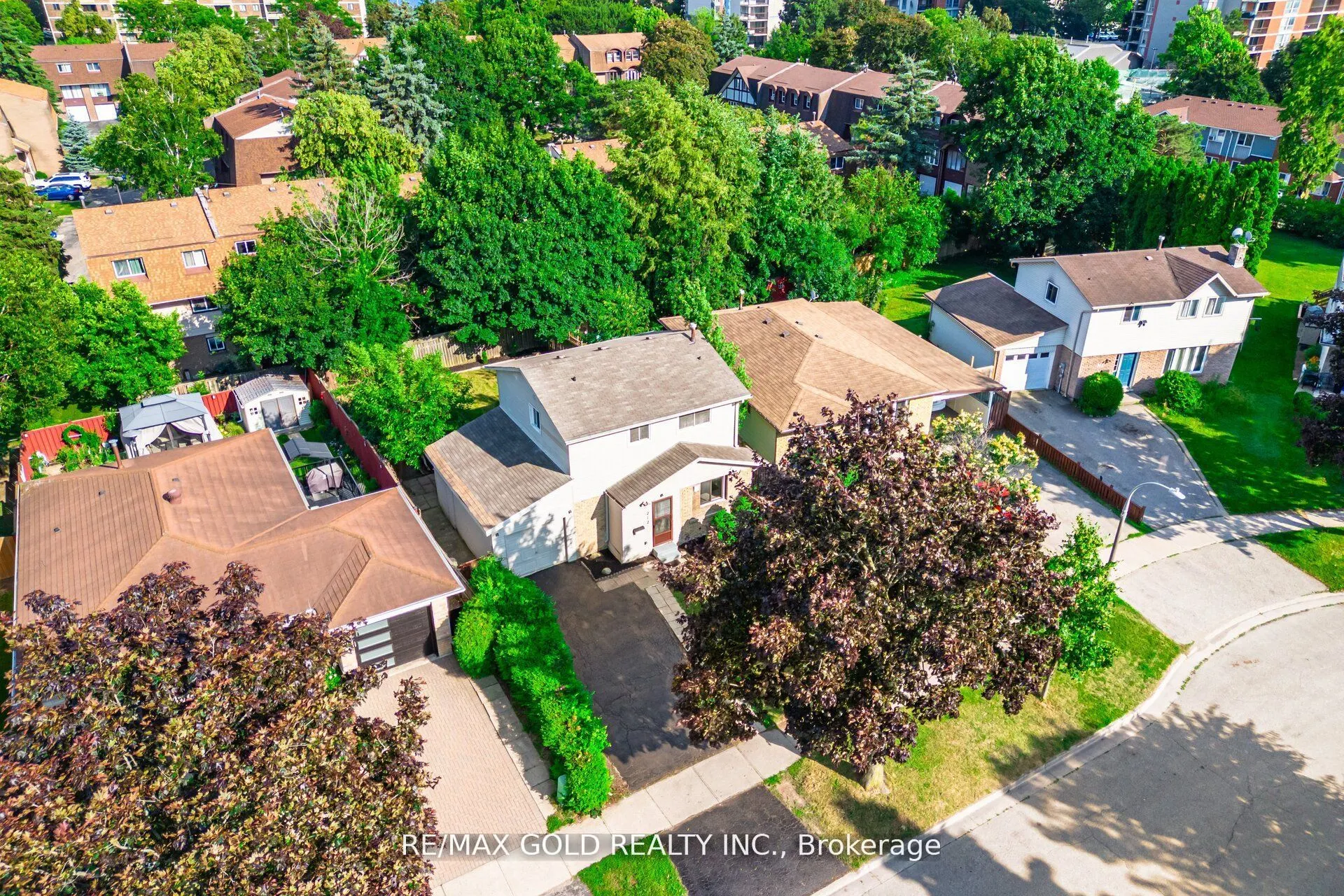 212 Cedarwoods Crescent