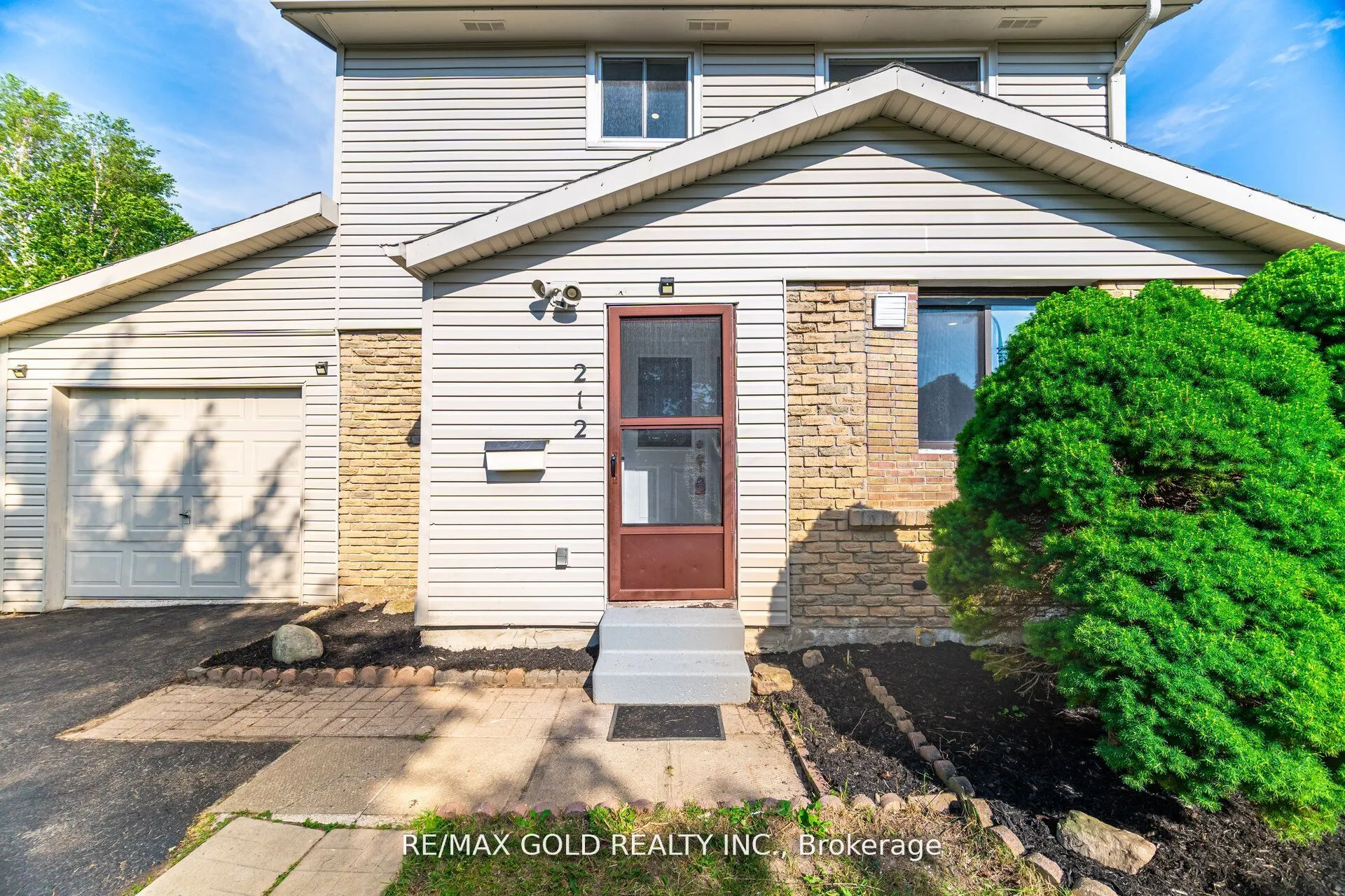 212 Cedarwoods Crescent