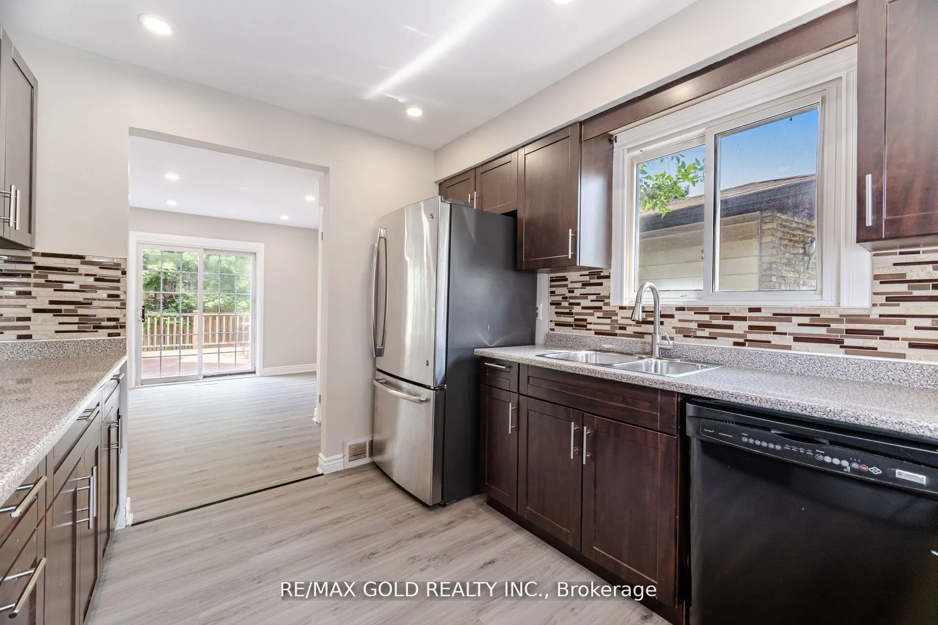 212 Cedarwoods Crescent