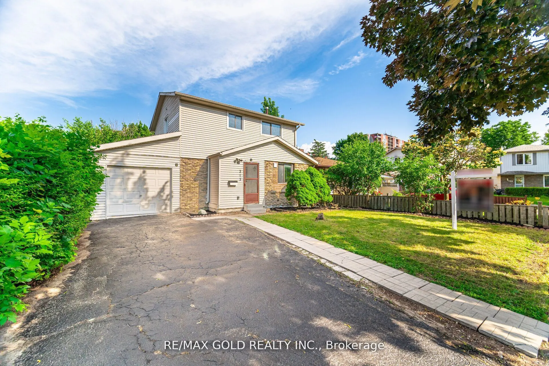212 Cedarwoods Crescent