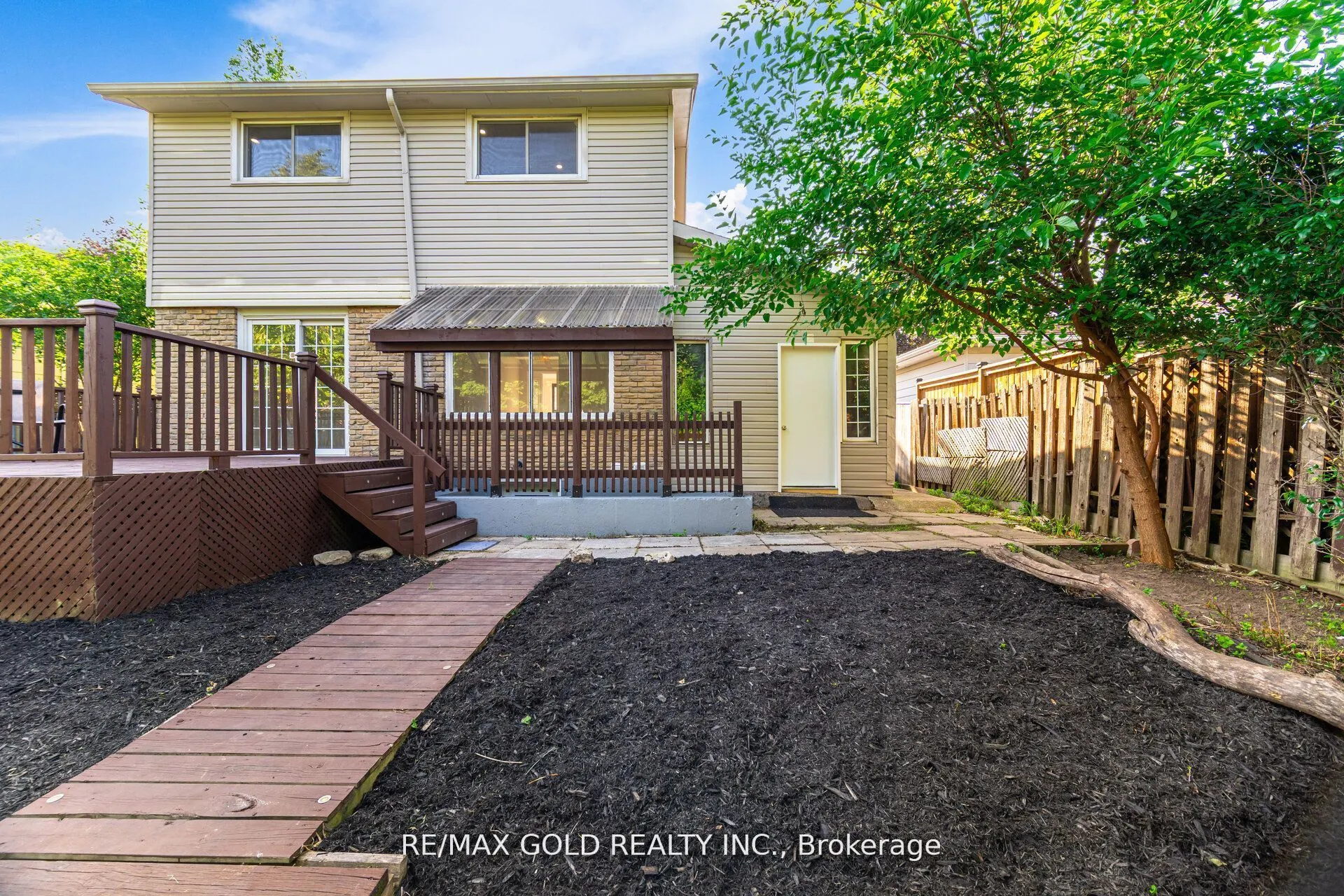 212 Cedarwoods Crescent
