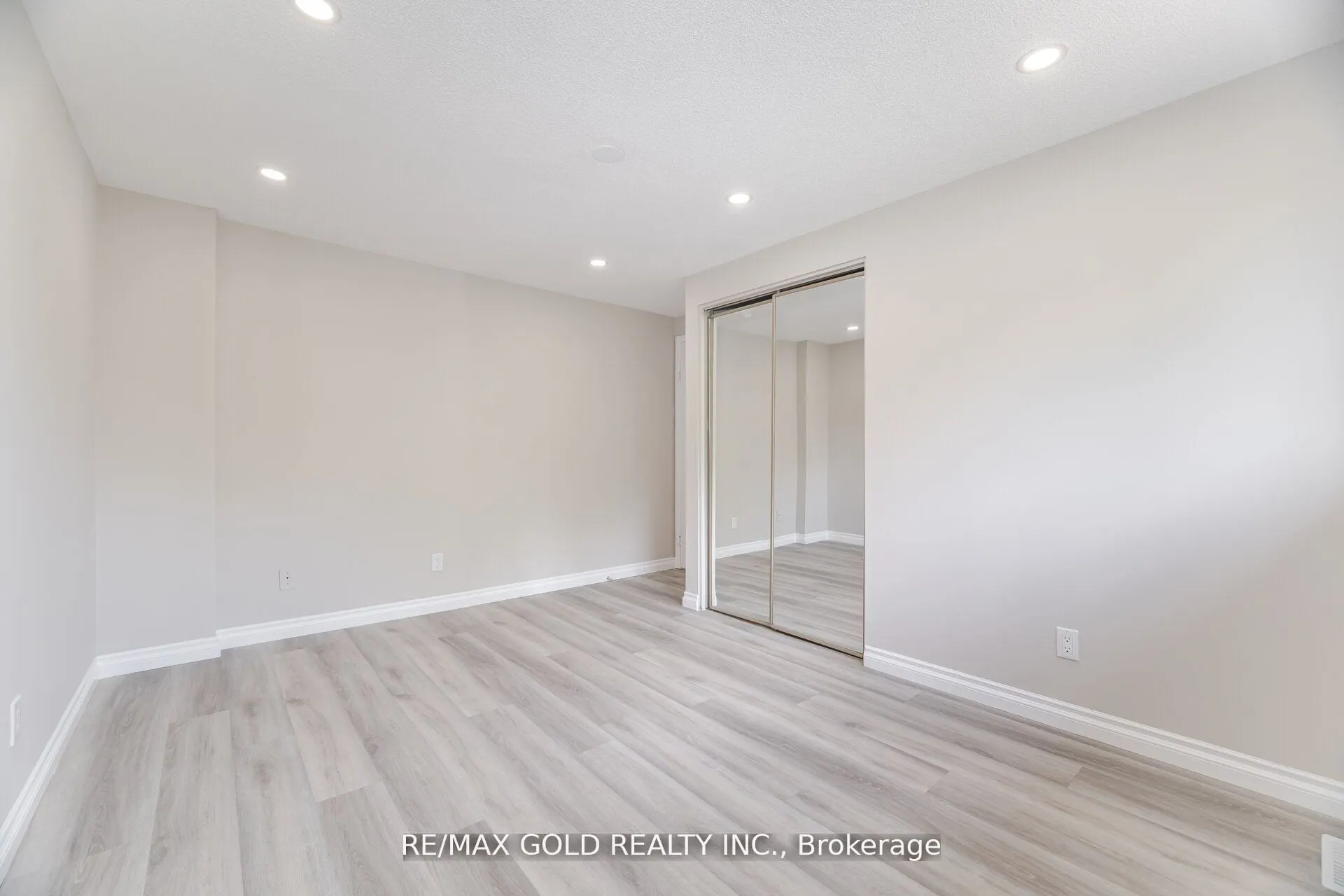 212 Cedarwoods Crescent
