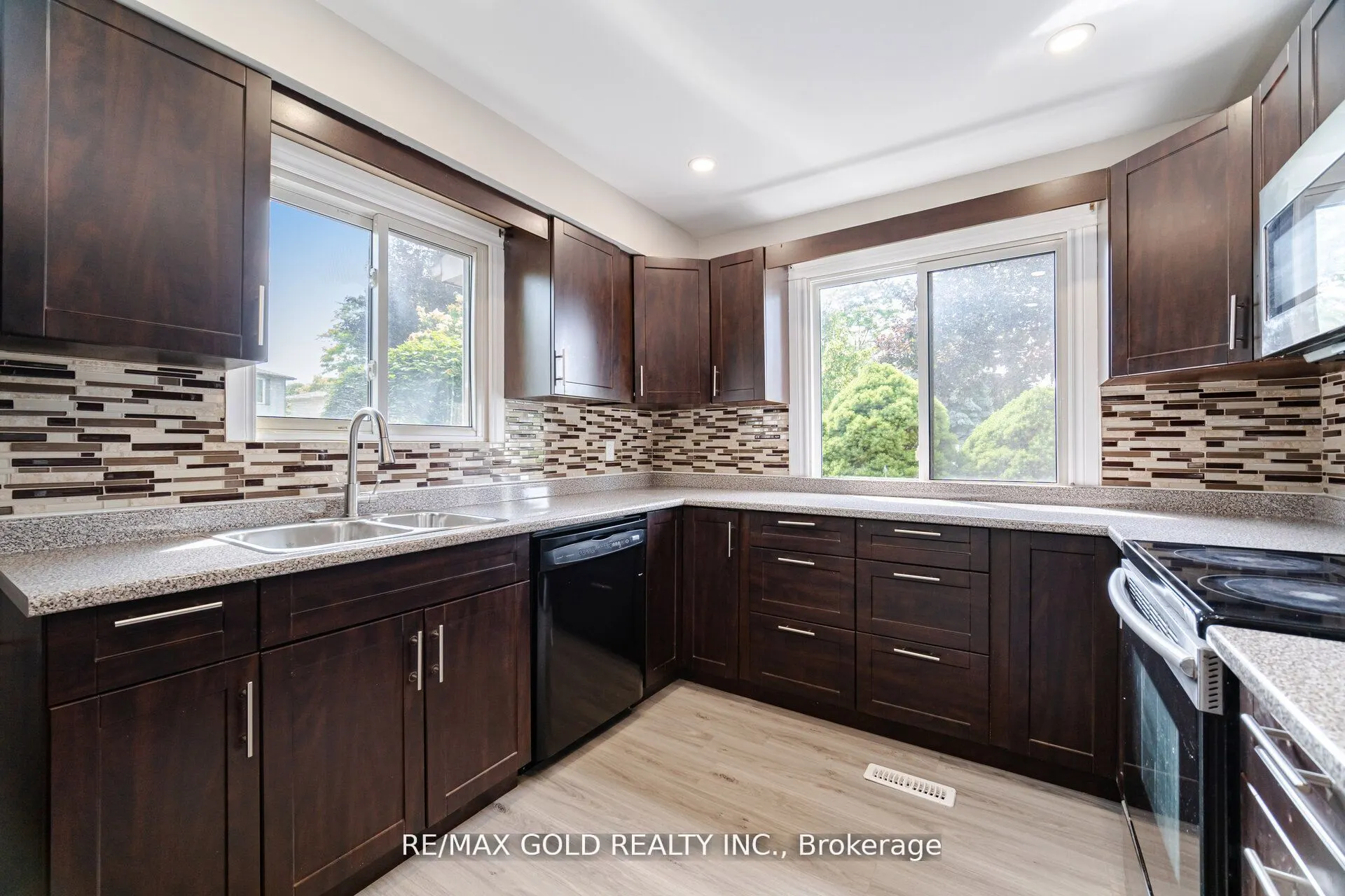 212 Cedarwoods Crescent
