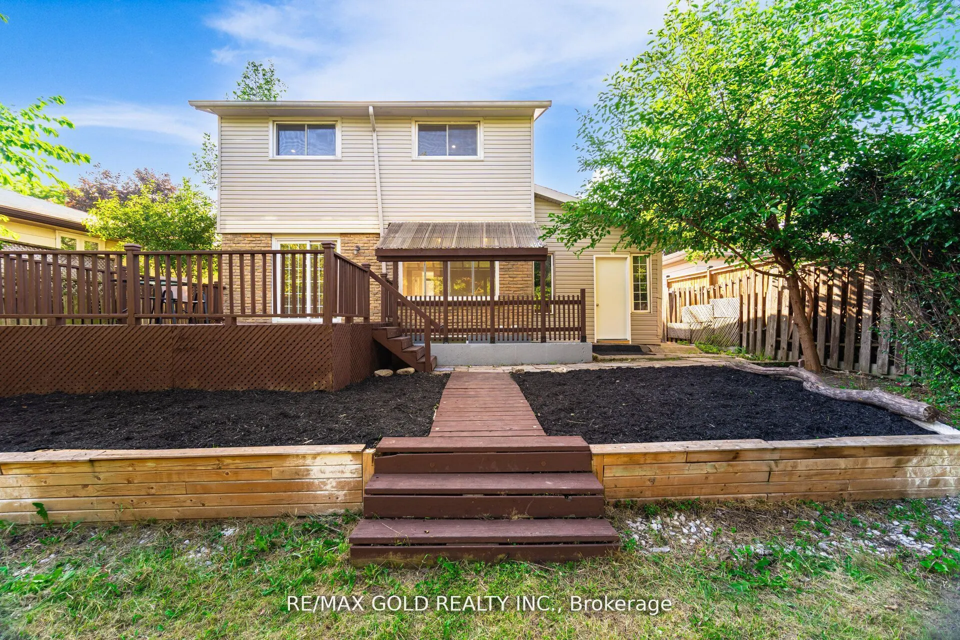 212 Cedarwoods Crescent
