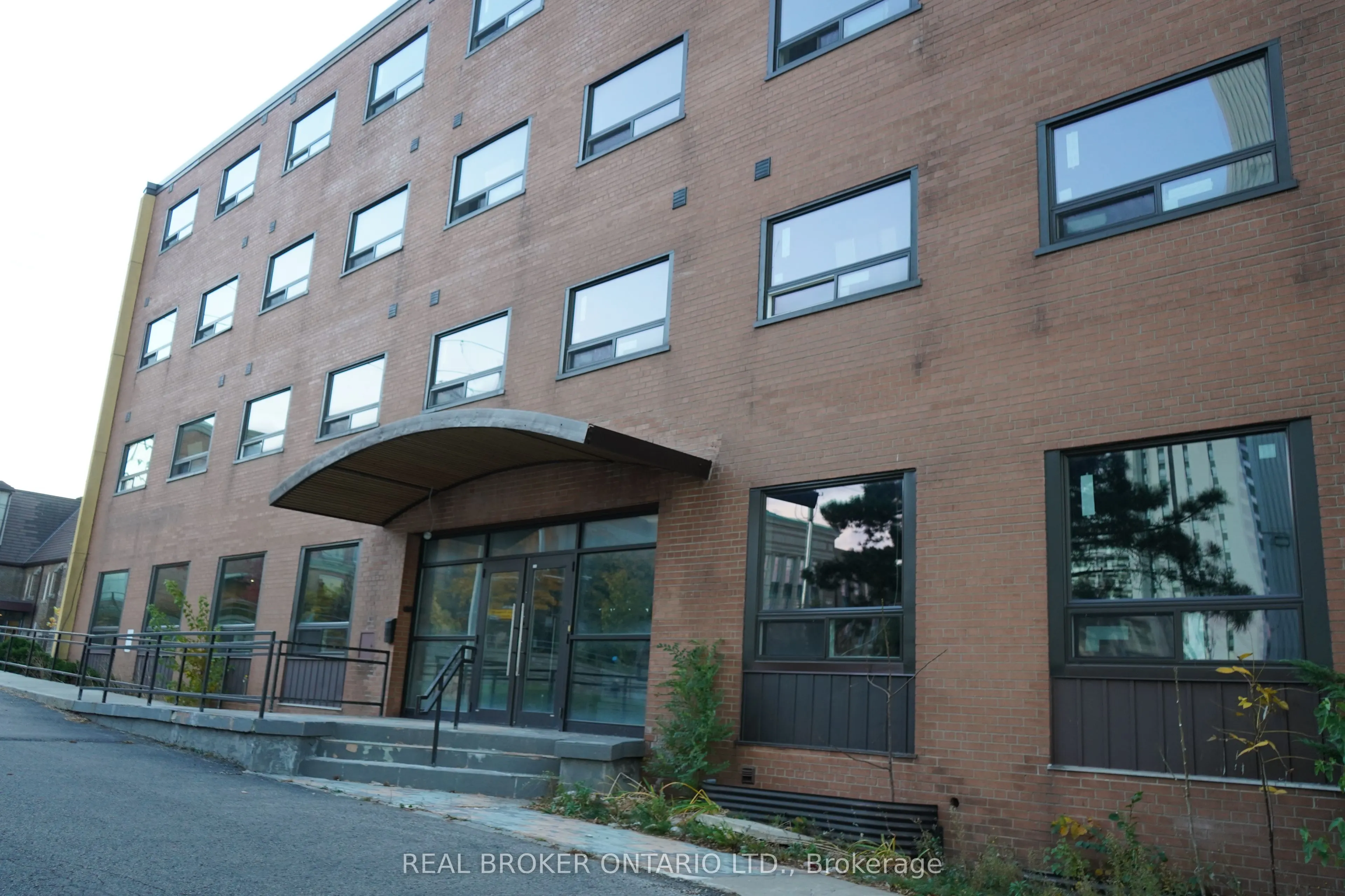 824 King Street W