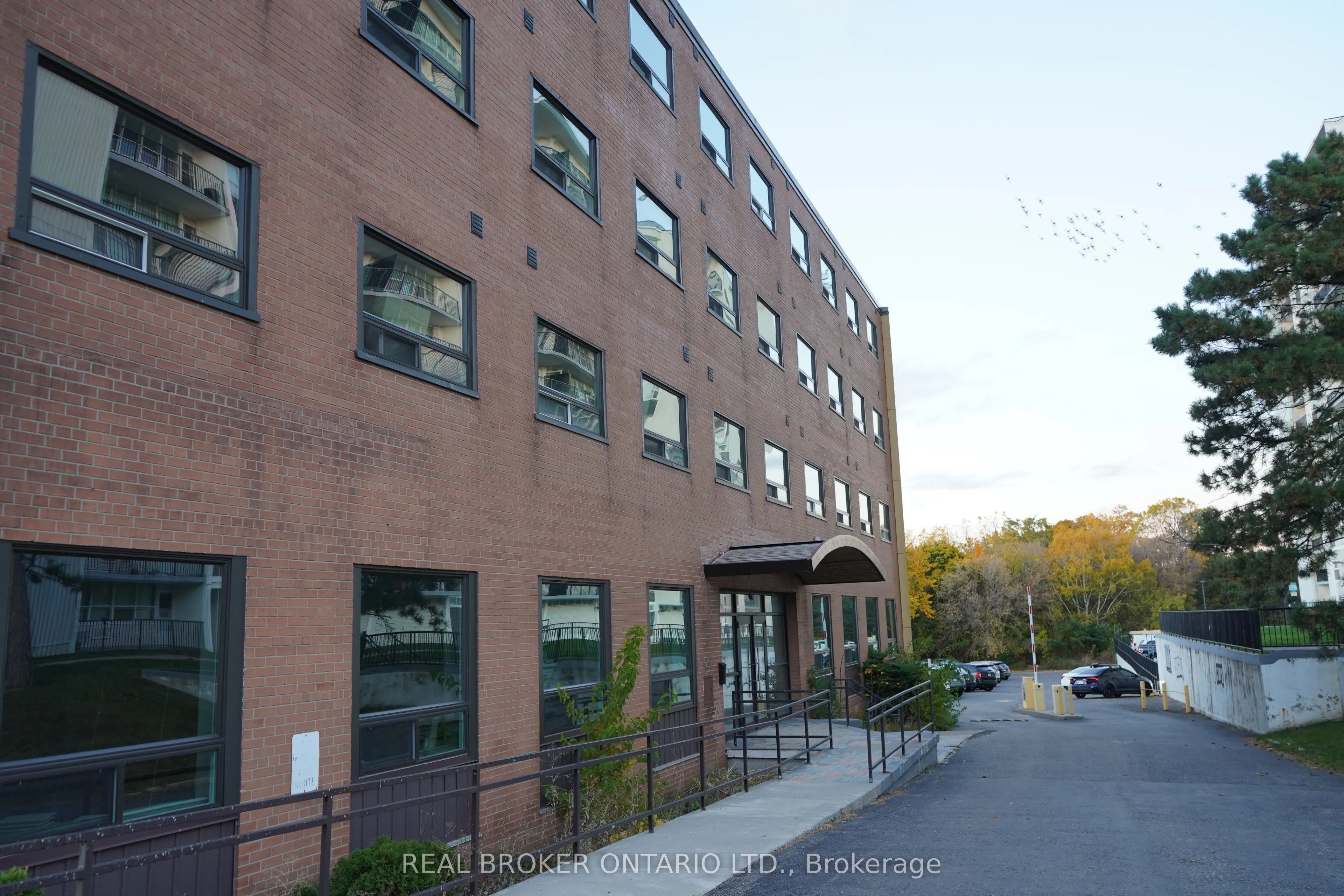824 King Street W