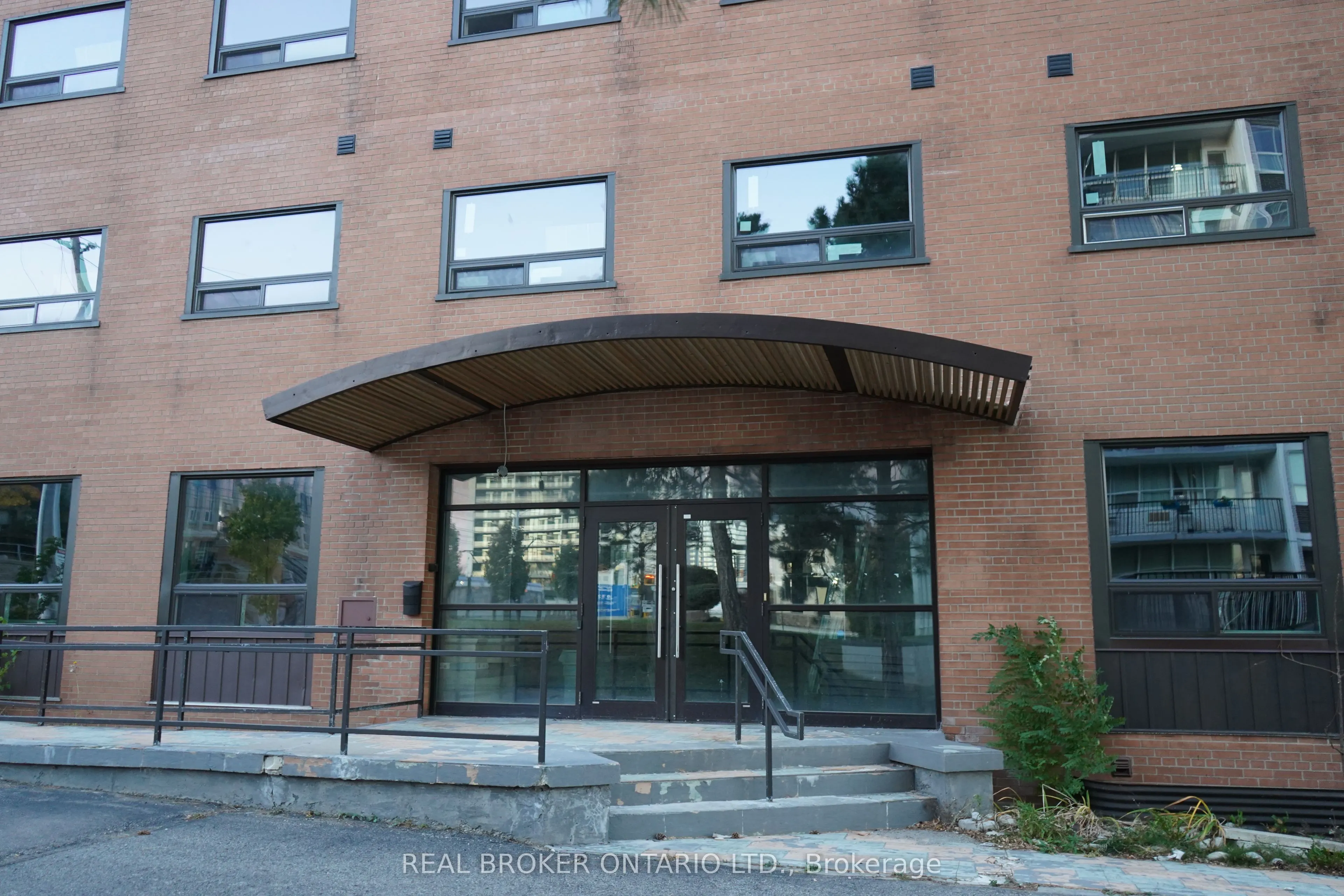 824 King Street W