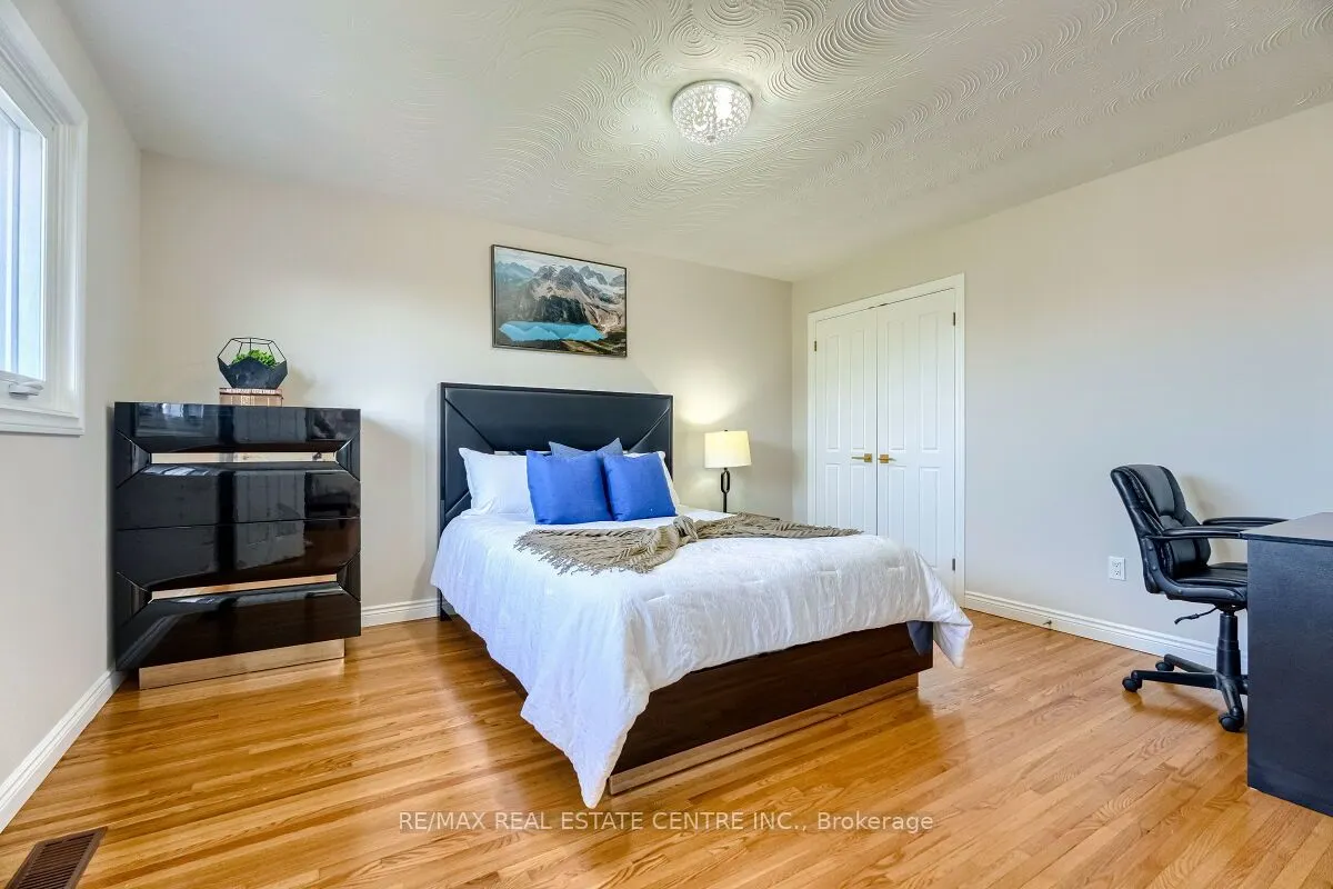 16 Vogue Court