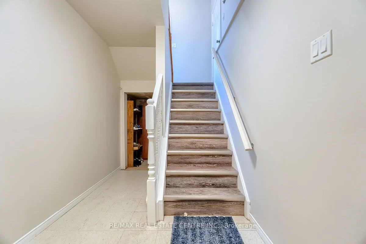 16 Vogue Court