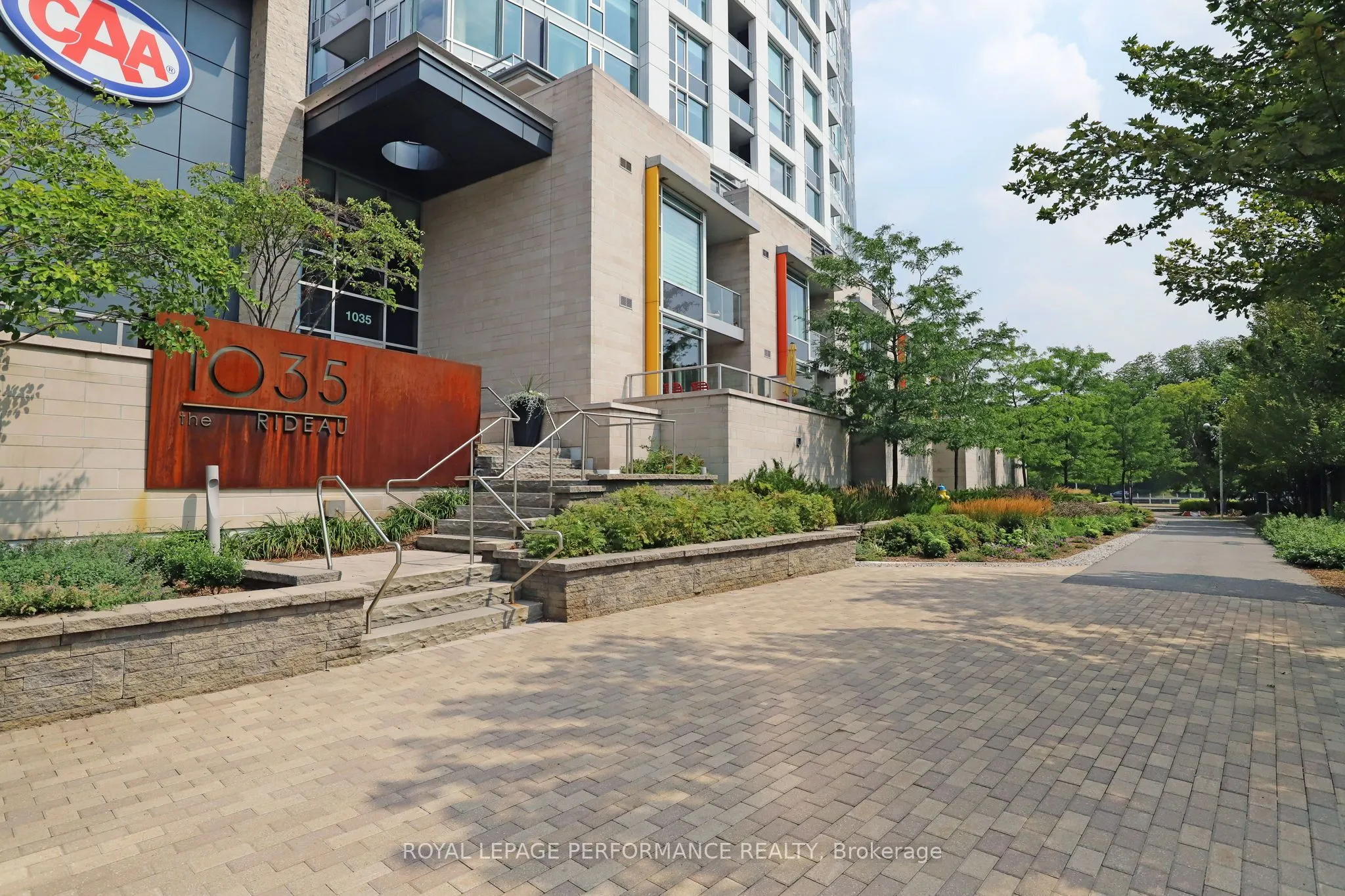 1035 BANK Street, #907