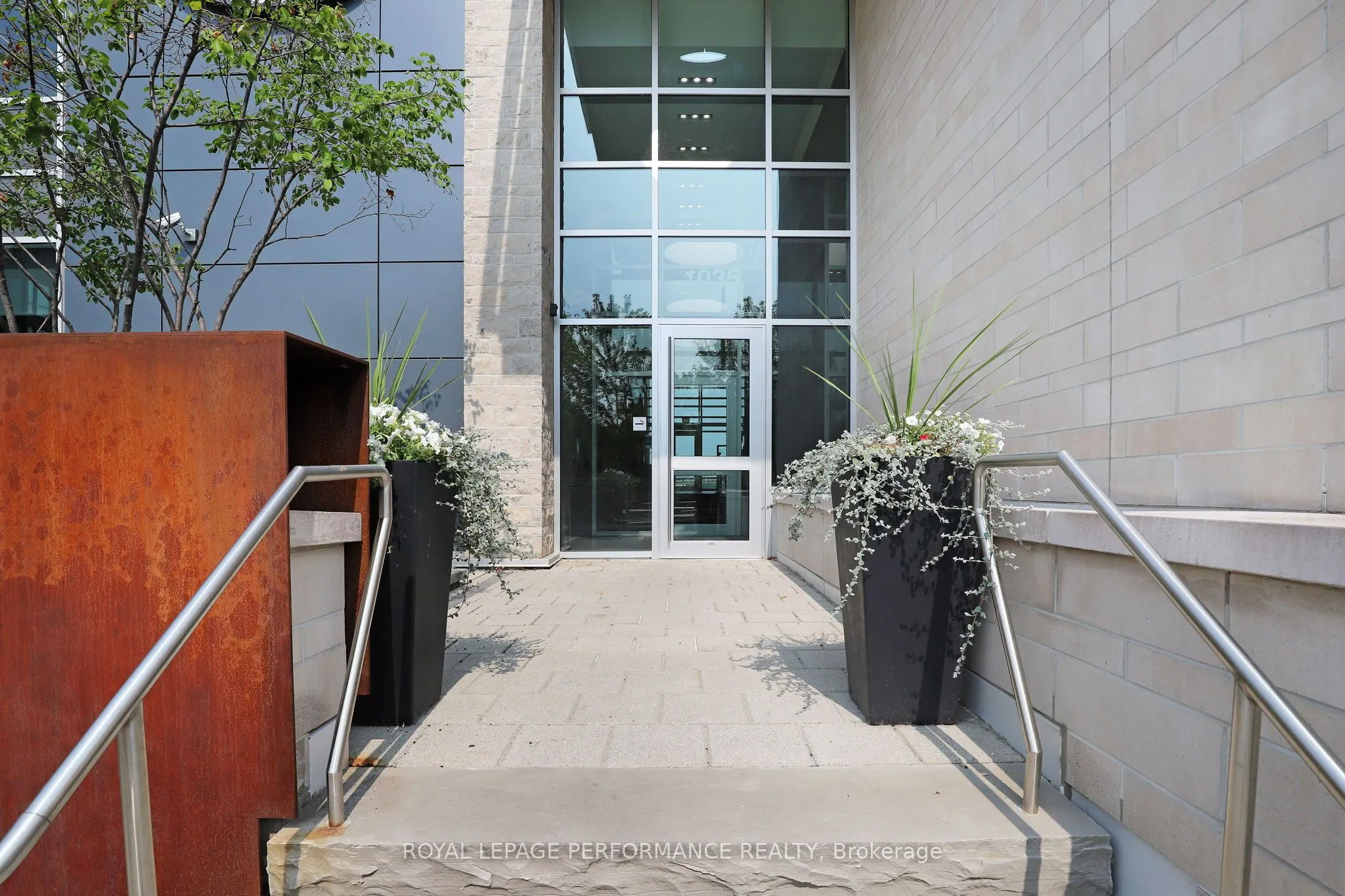 1035 BANK Street, #907