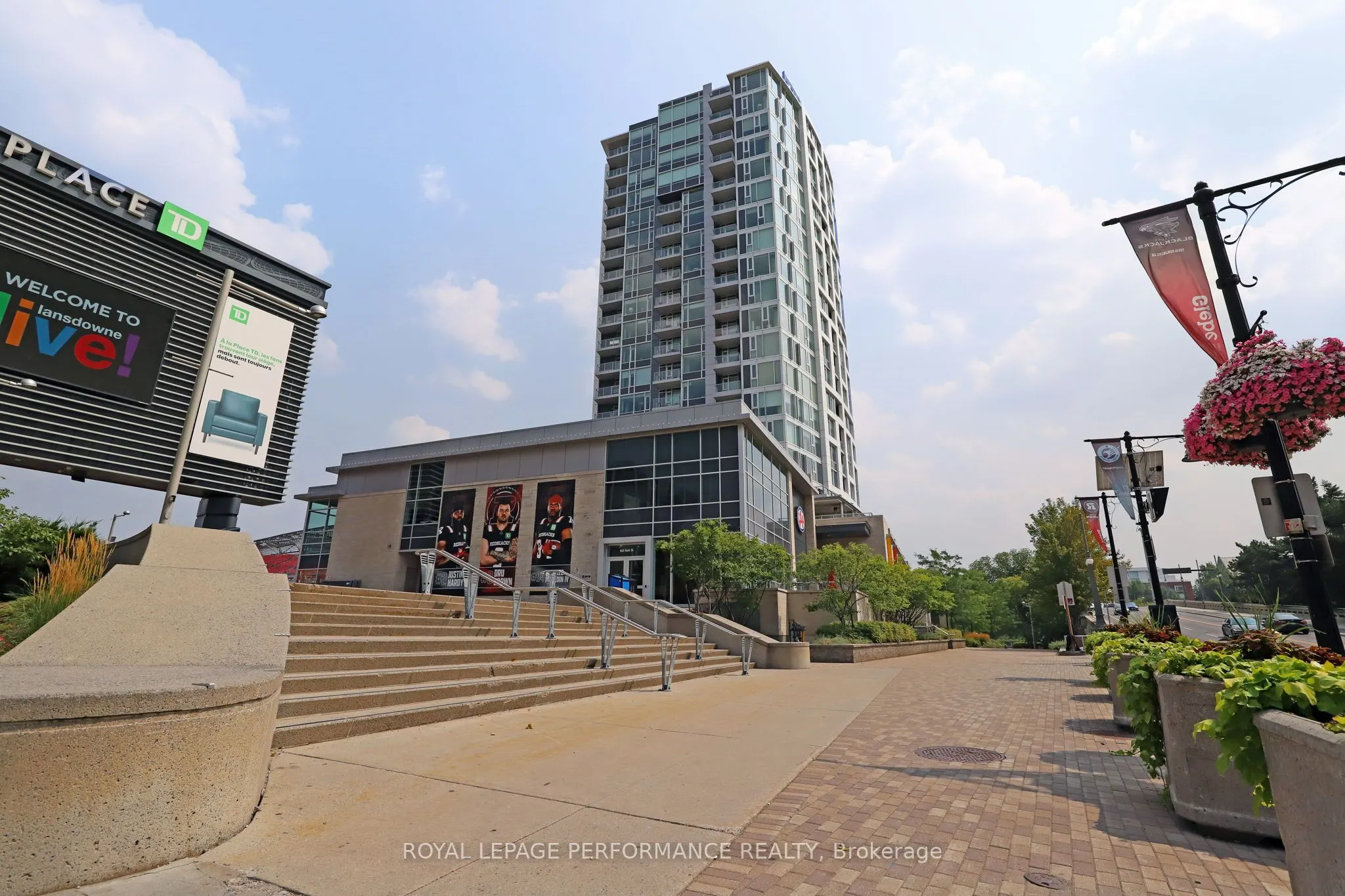 1035 BANK Street, #907