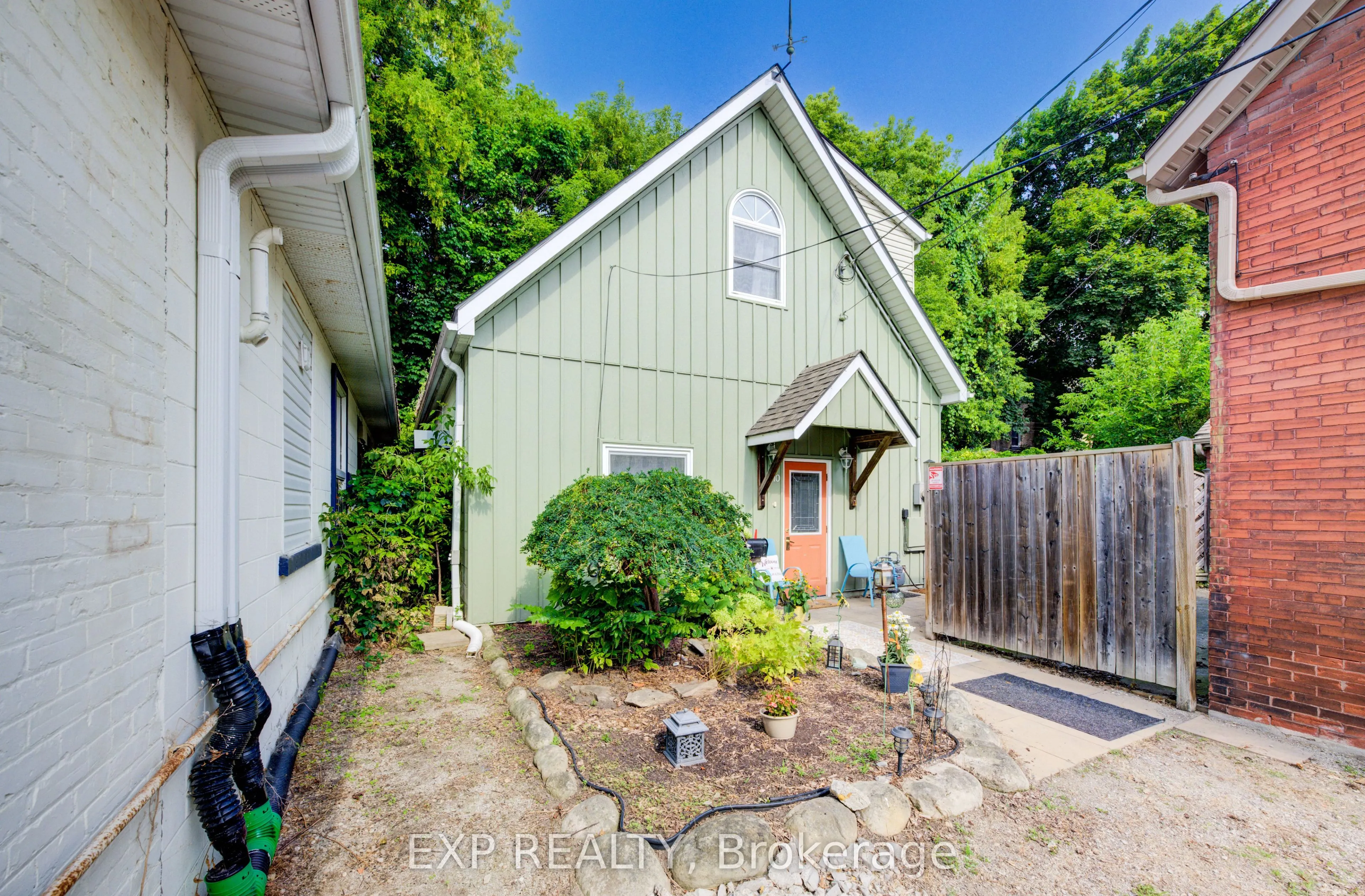 110 Surrey Street E