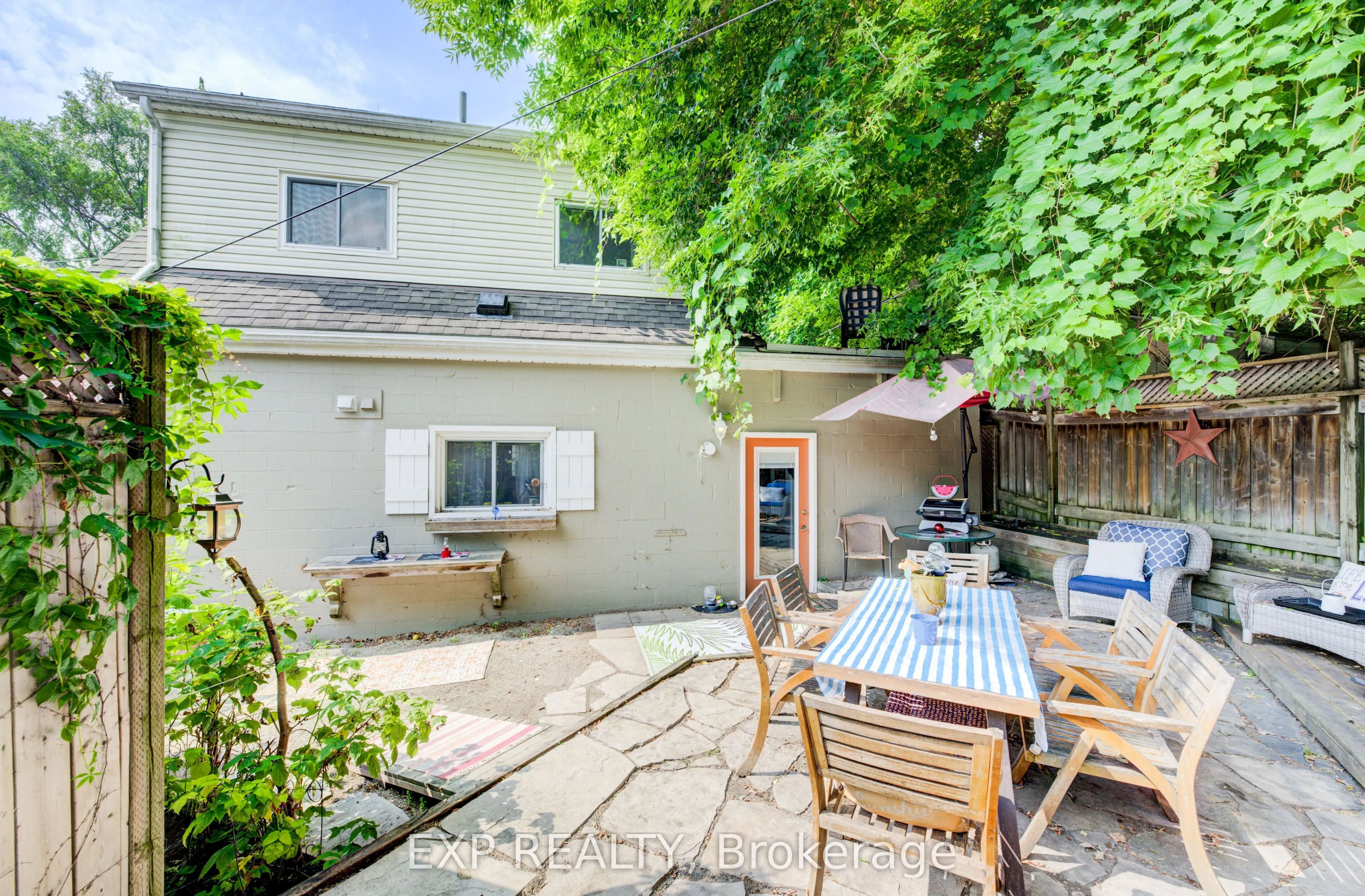 110 Surrey Street E