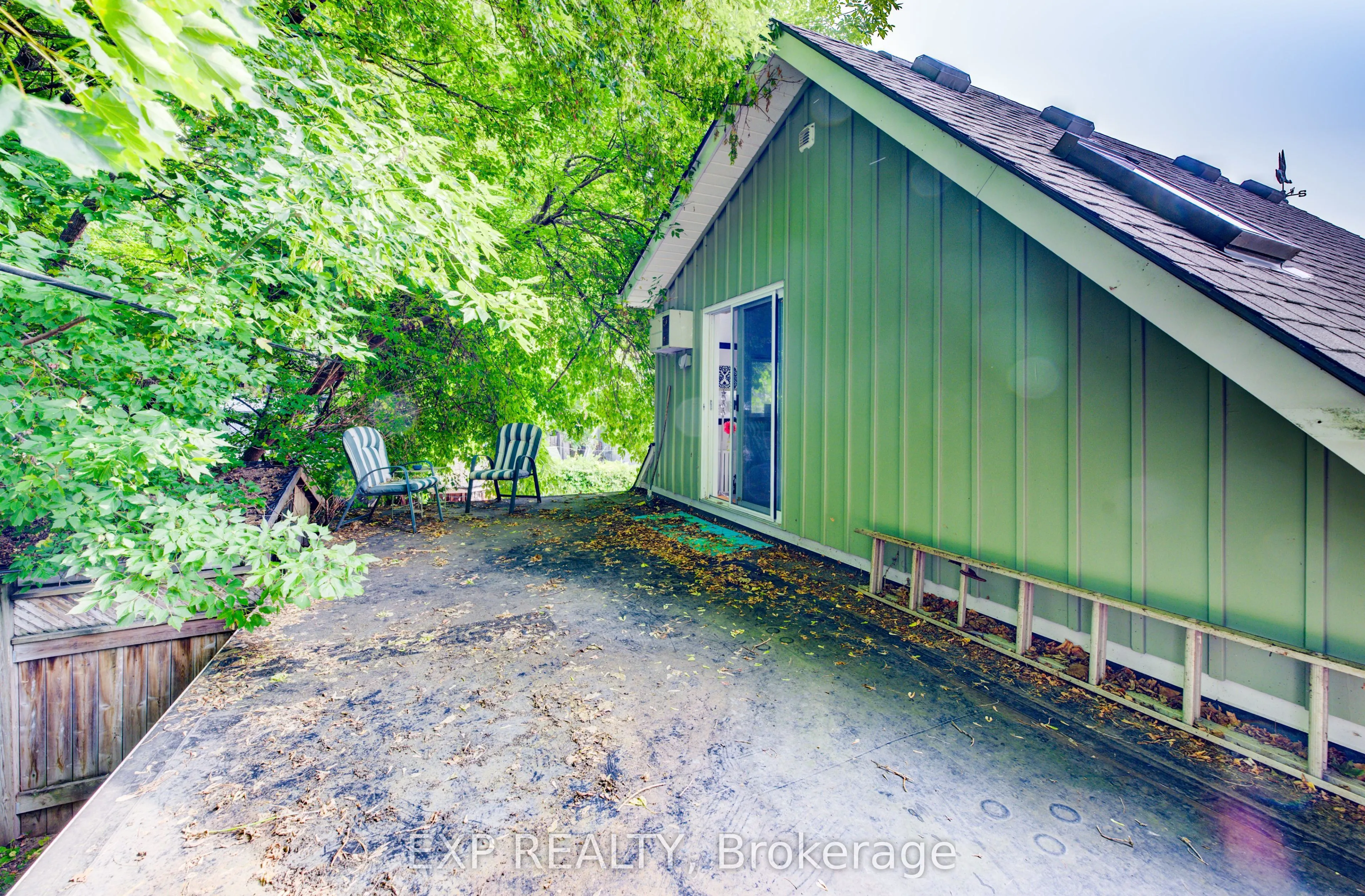 110 Surrey Street E