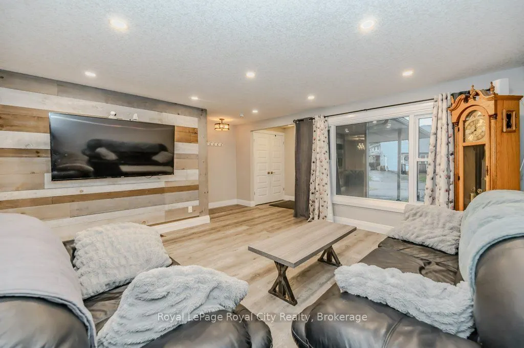 478 Pinetree Crescent