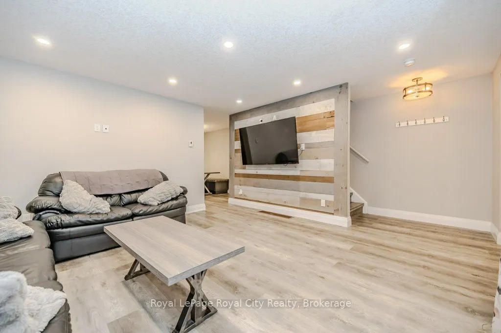478 Pinetree Crescent