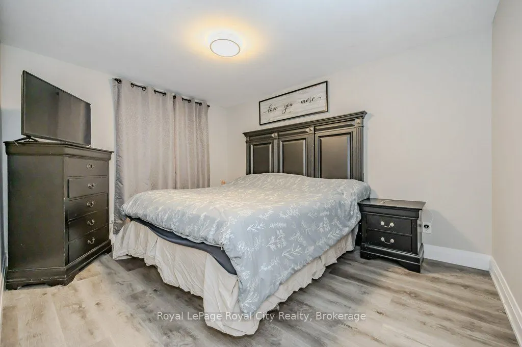 478 Pinetree Crescent