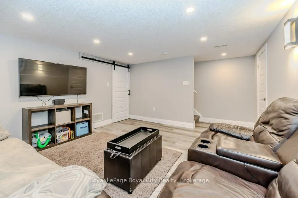 478 Pinetree Crescent